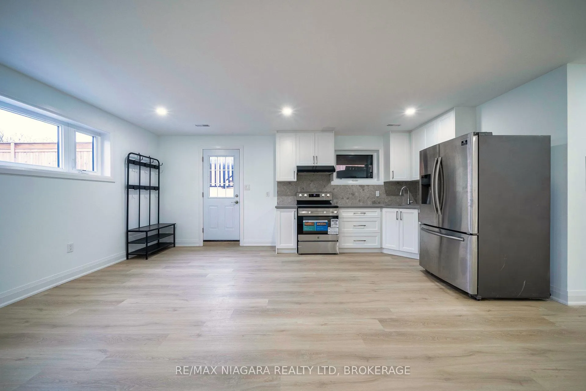 Photo 34 of 33 West Farmington Drive, St. Catharines, Grapeview — HOMEH