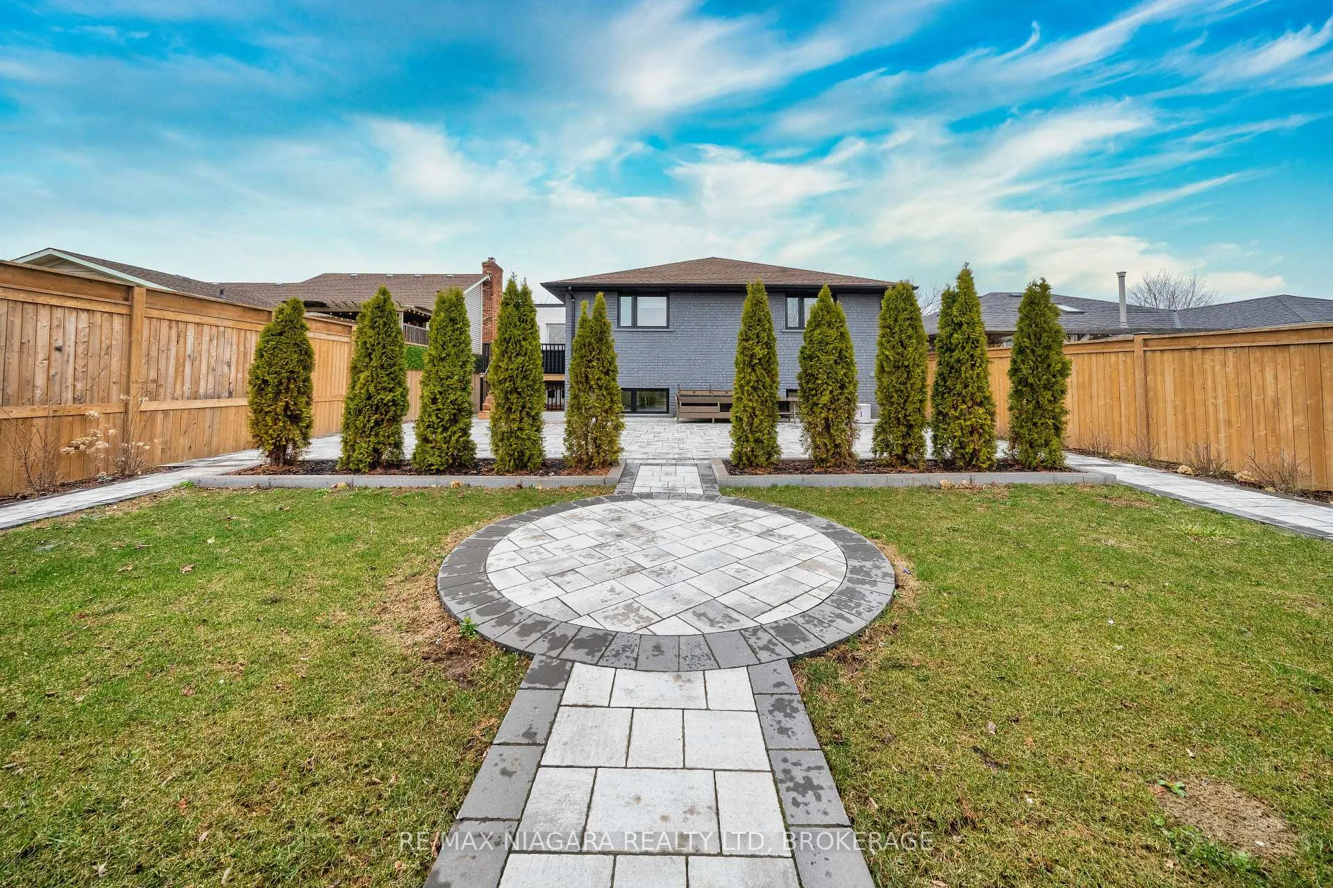 Photo 37 of 33 West Farmington Drive, St. Catharines, Grapeview — HOMEH