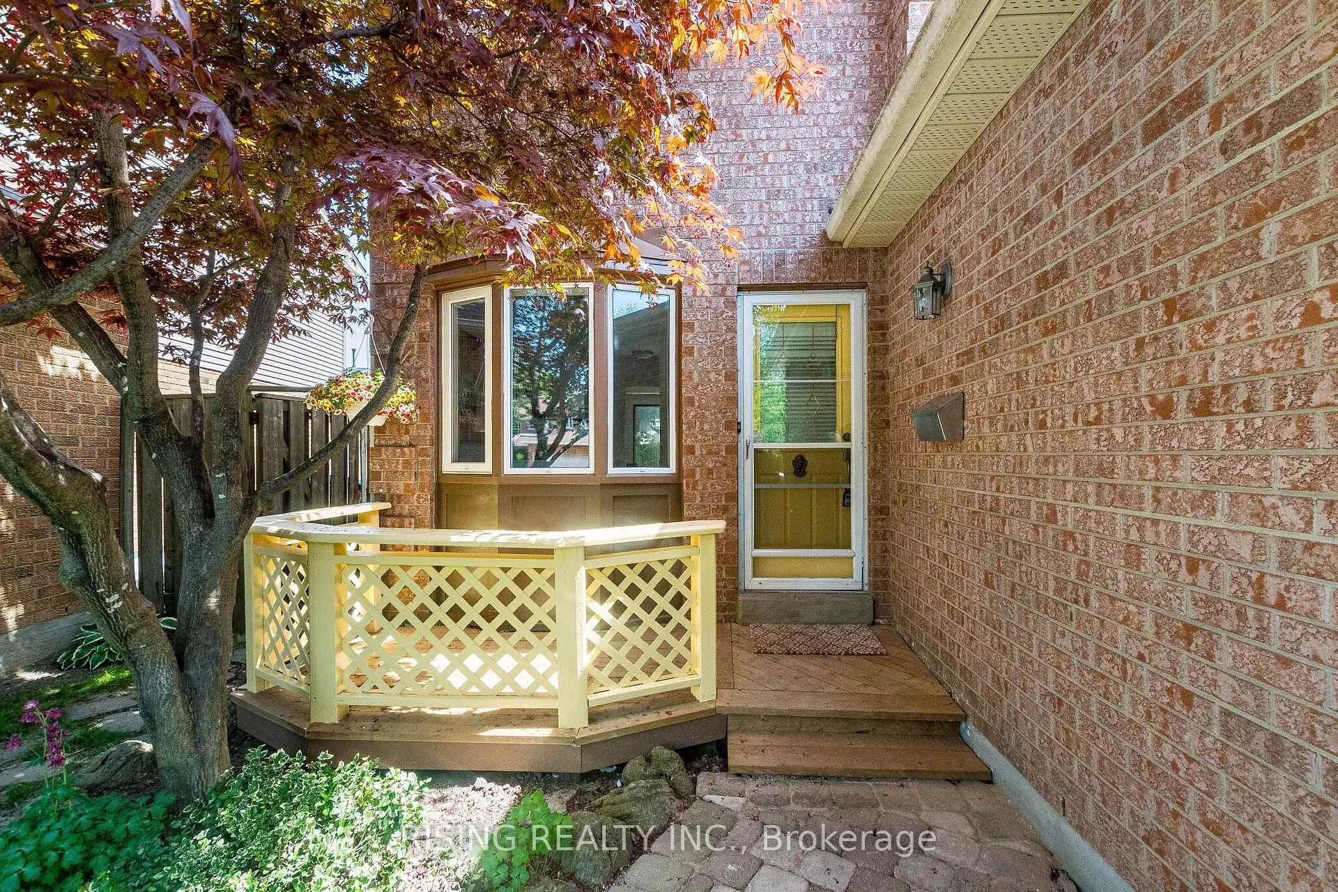 Photo 4 of 21 Driftwood Crescent, Brampton, Heart Lake East — HOMEH