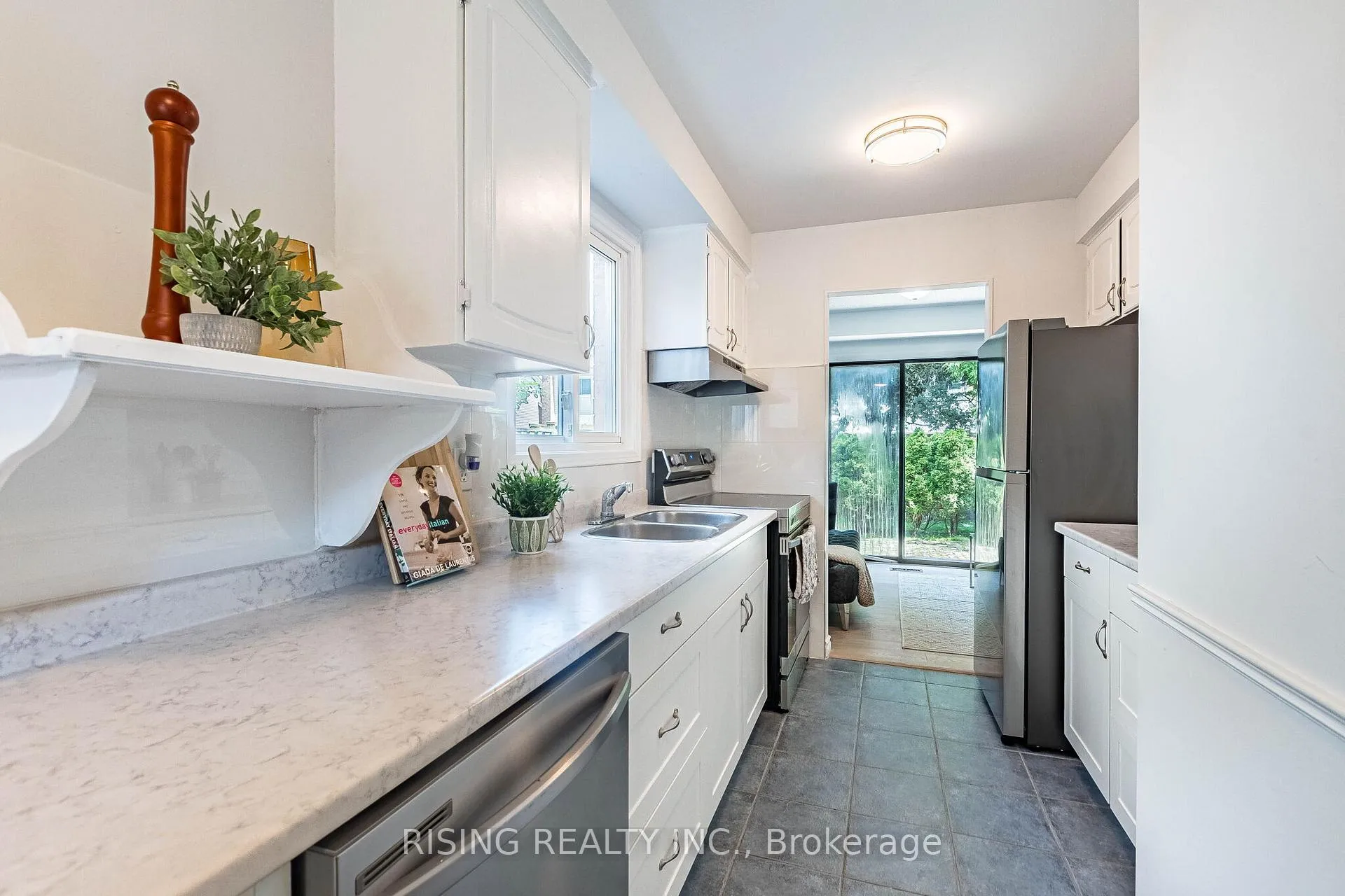 Photo 7 of 21 Driftwood Crescent, Brampton, Heart Lake East — HOMEH