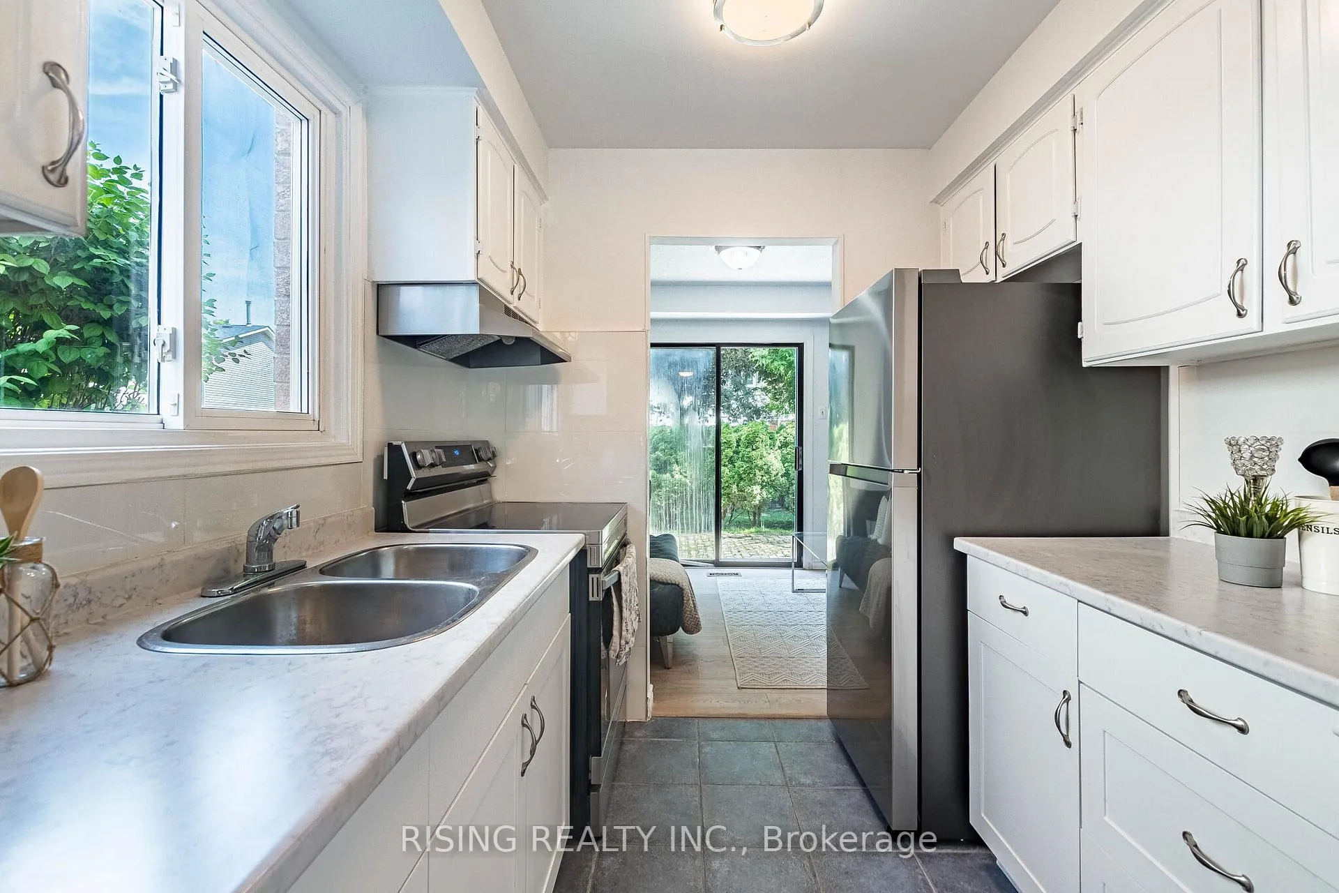 Photo 8 of 21 Driftwood Crescent, Brampton, Heart Lake East — HOMEH