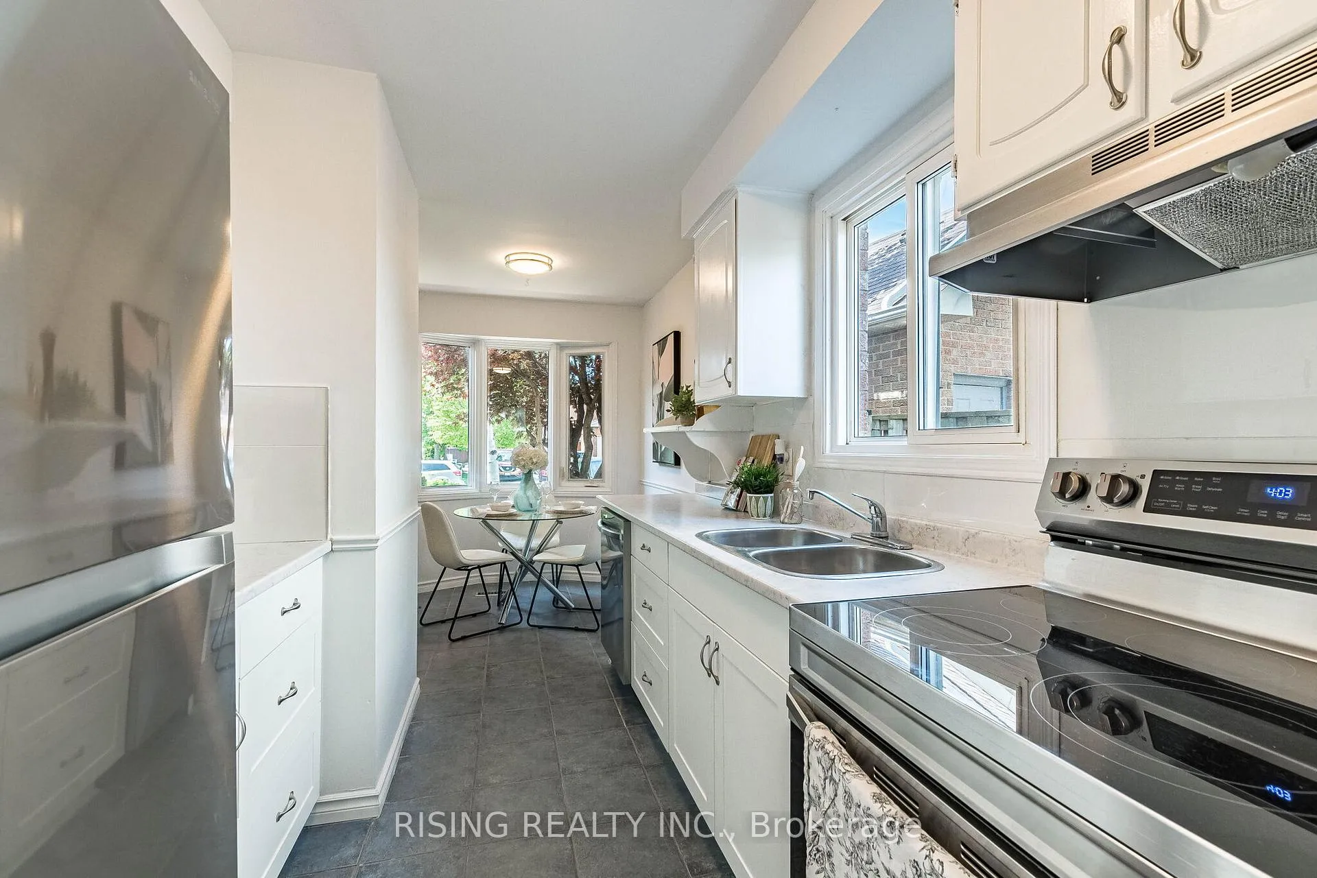 Photo 9 of 21 Driftwood Crescent, Brampton, Heart Lake East — HOMEH
