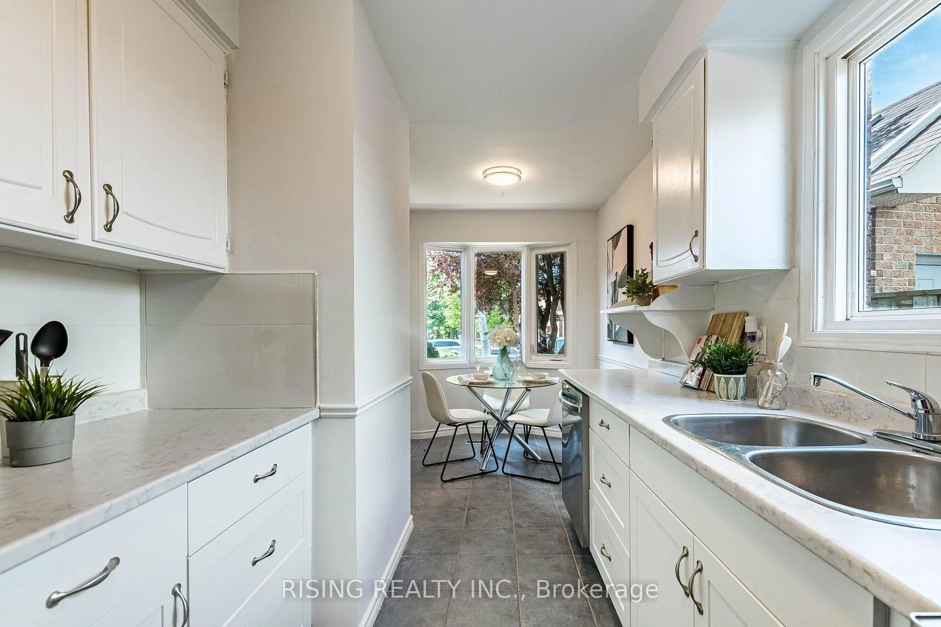Photo 10 of 21 Driftwood Crescent, Brampton, Heart Lake East — HOMEH