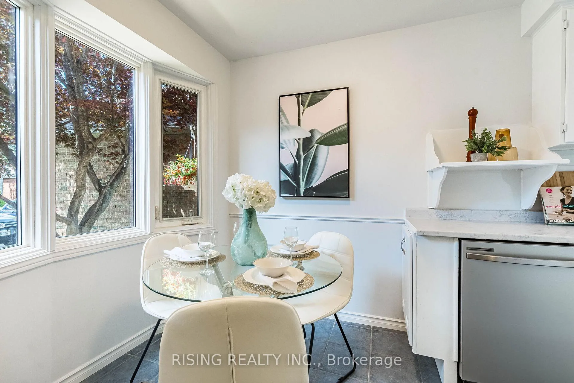Photo 11 of 21 Driftwood Crescent, Brampton, Heart Lake East — HOMEH