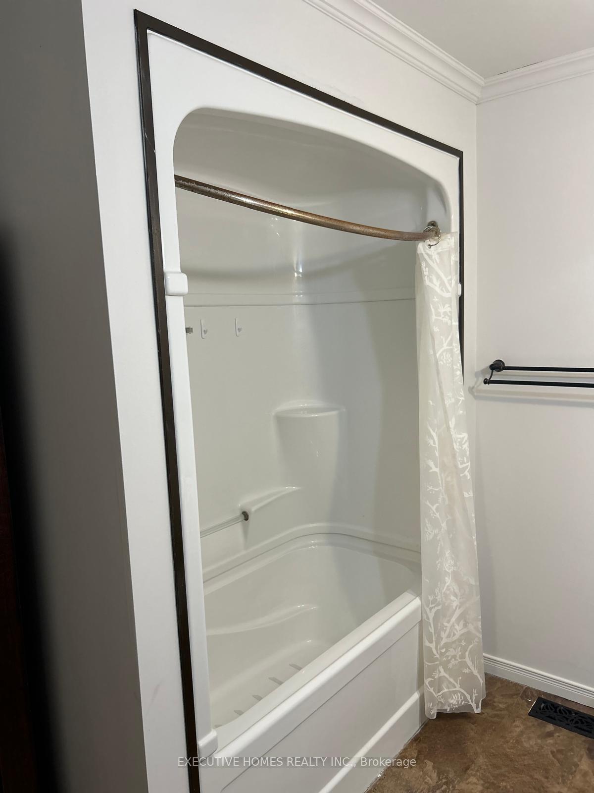 Photo 23 of 47 Erindale Drive, Erin — HOMEH