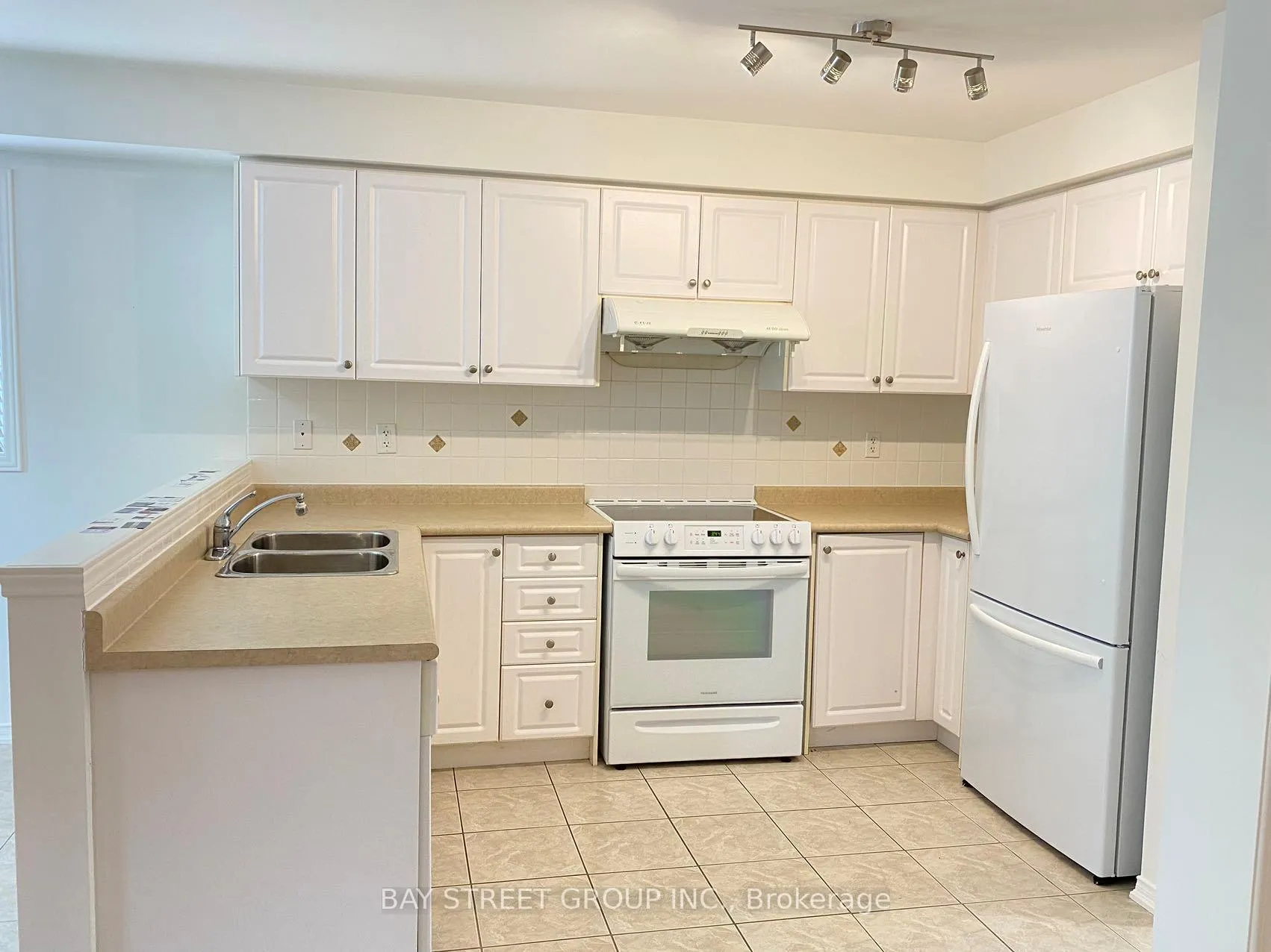Photo 8 of 39 Levellands Crescent, Richmond Hill, Langstaff — HOMEH