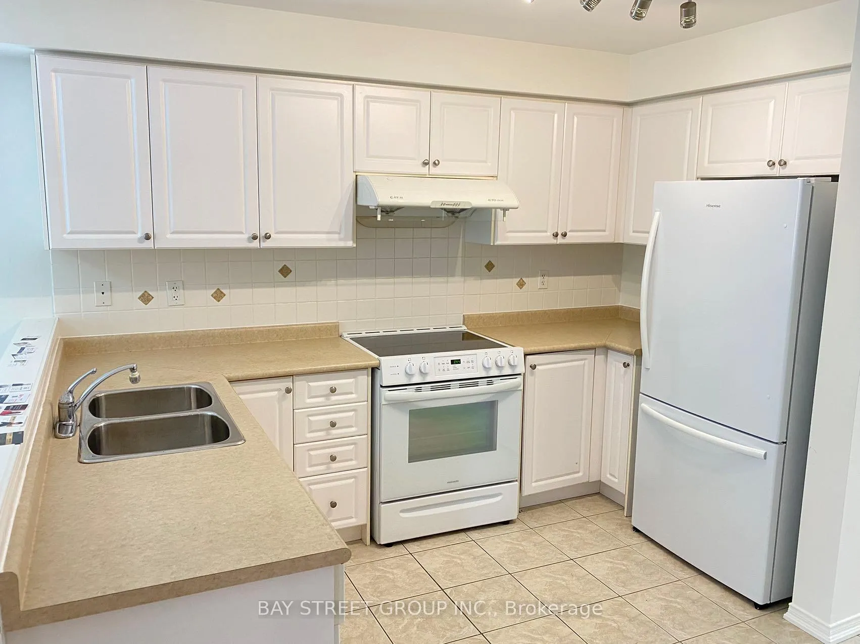 Photo 9 of 39 Levellands Crescent, Richmond Hill, Langstaff — HOMEH
