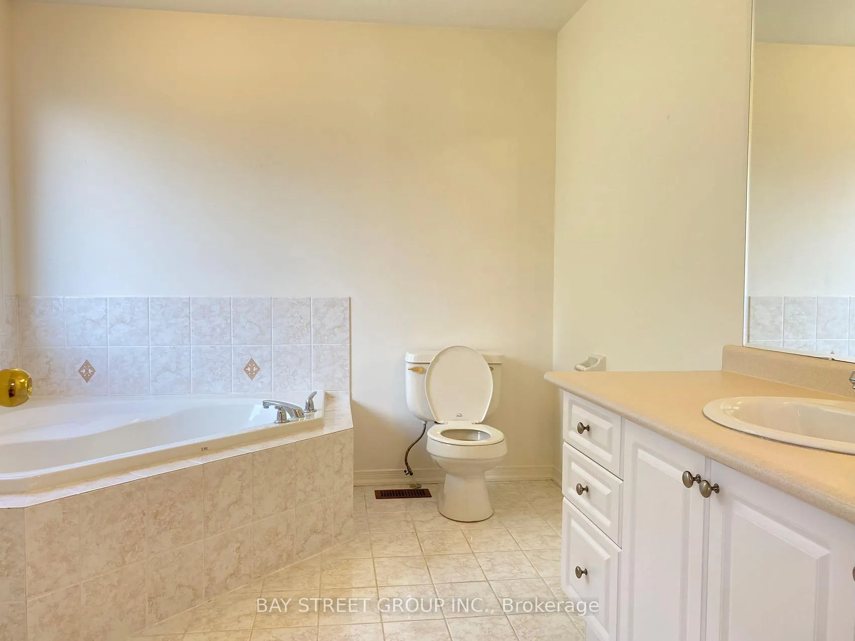 Photo 13 of 39 Levellands Crescent, Richmond Hill, Langstaff — HOMEH