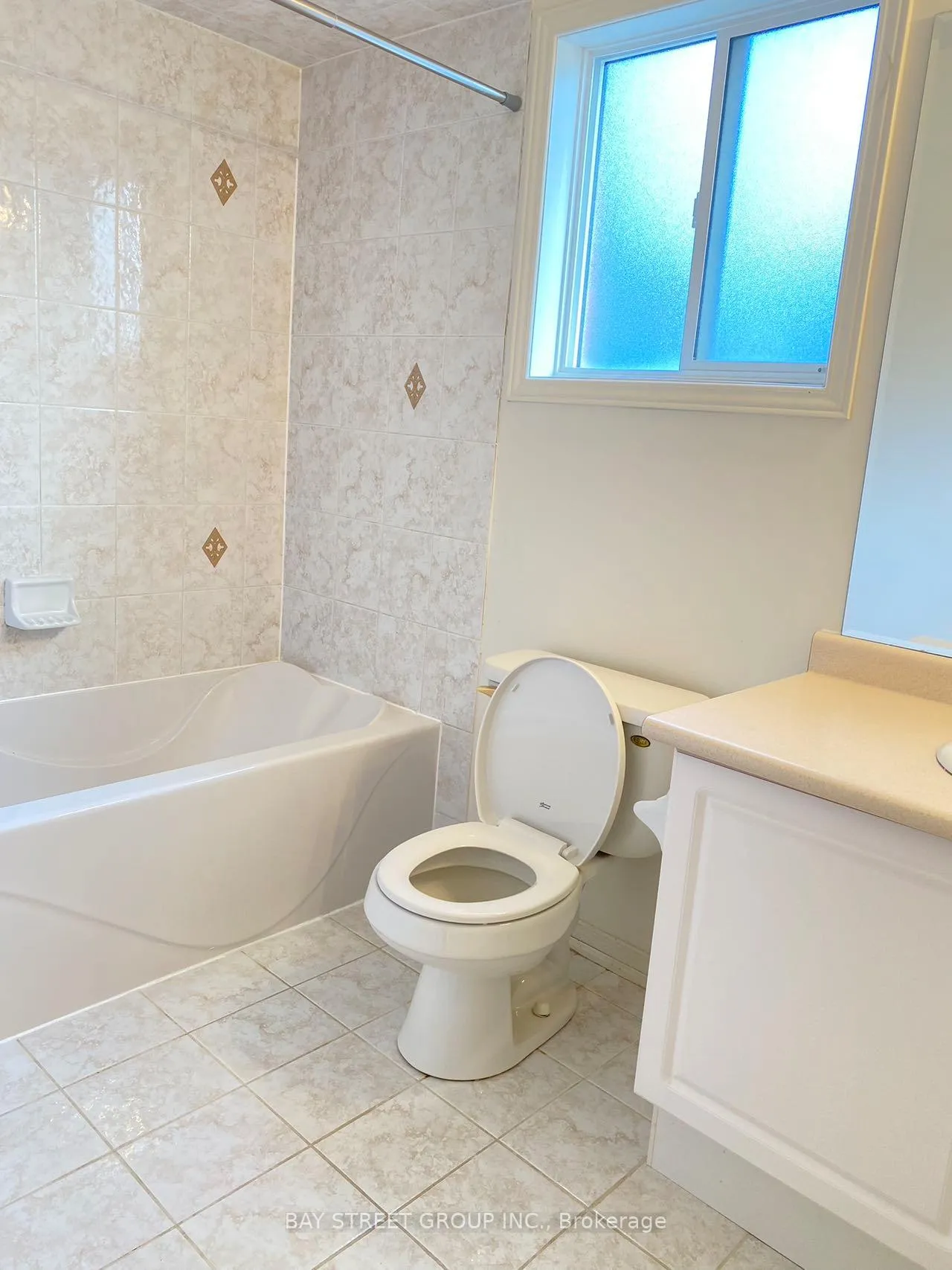 Photo 15 of 39 Levellands Crescent, Richmond Hill, Langstaff — HOMEH