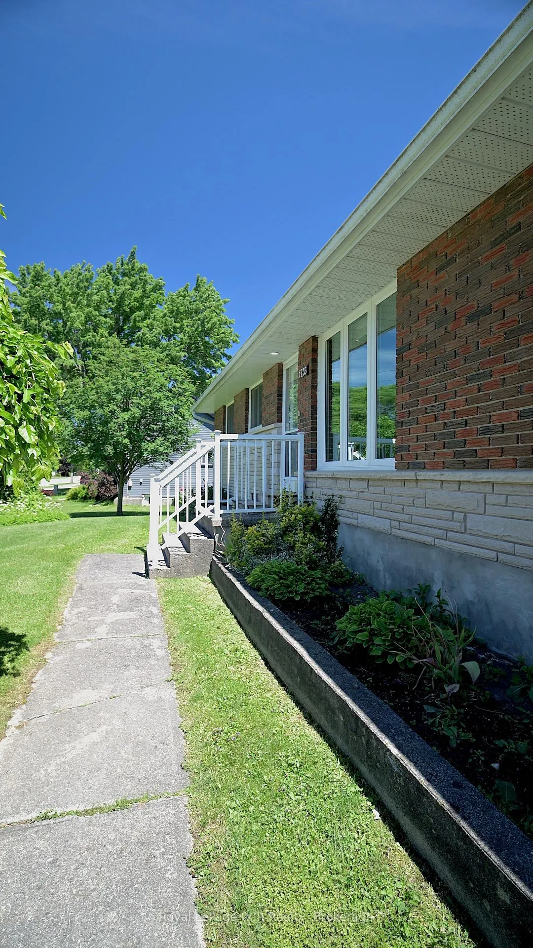 Photo 2 of 1735 6th Avenue E, Owen Sound — HOMEH