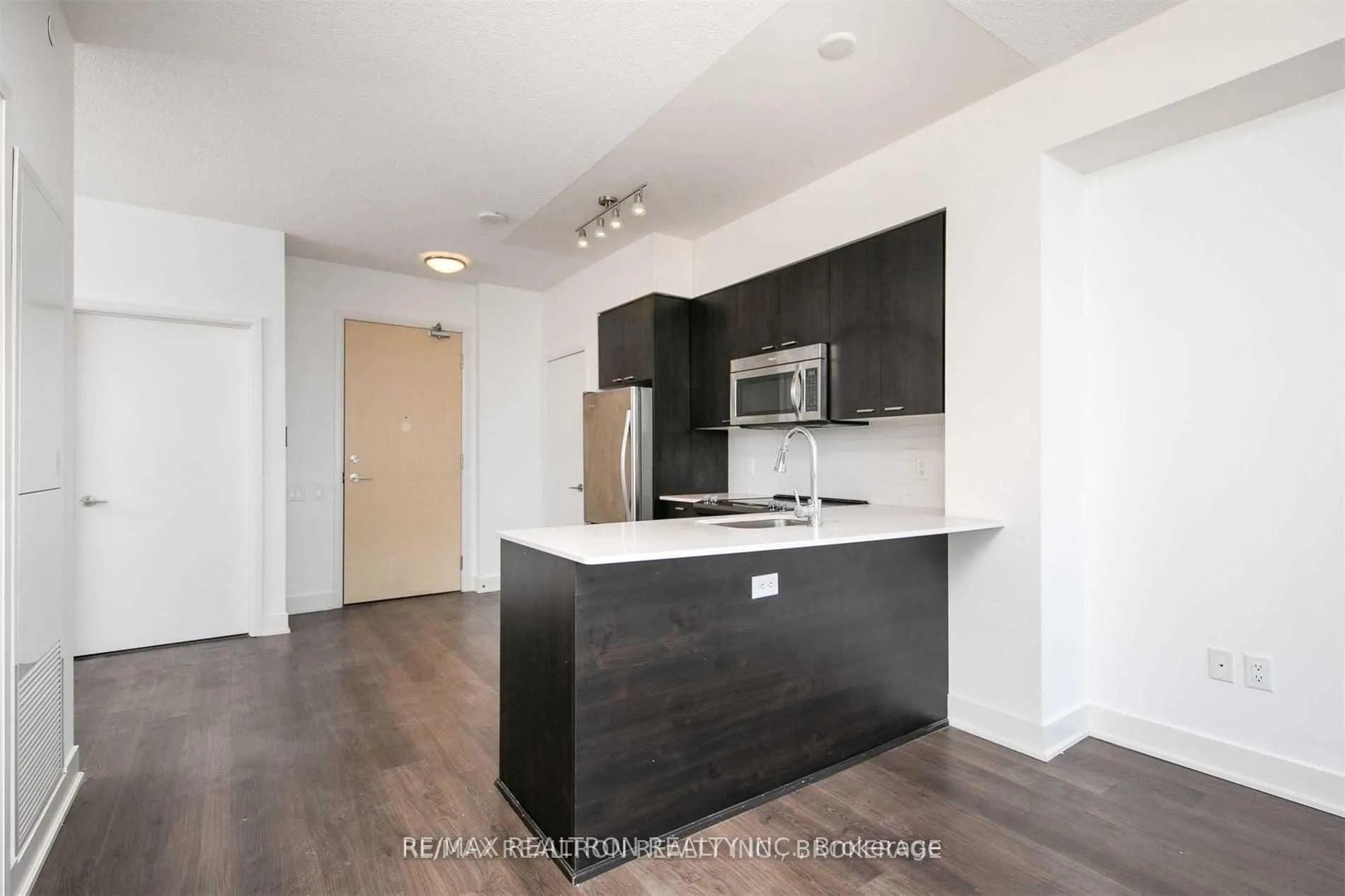 Photo 2 of Unit 1606, 30 Roehampton Avenue, Toronto, Mount Pleasant West — HOMEH