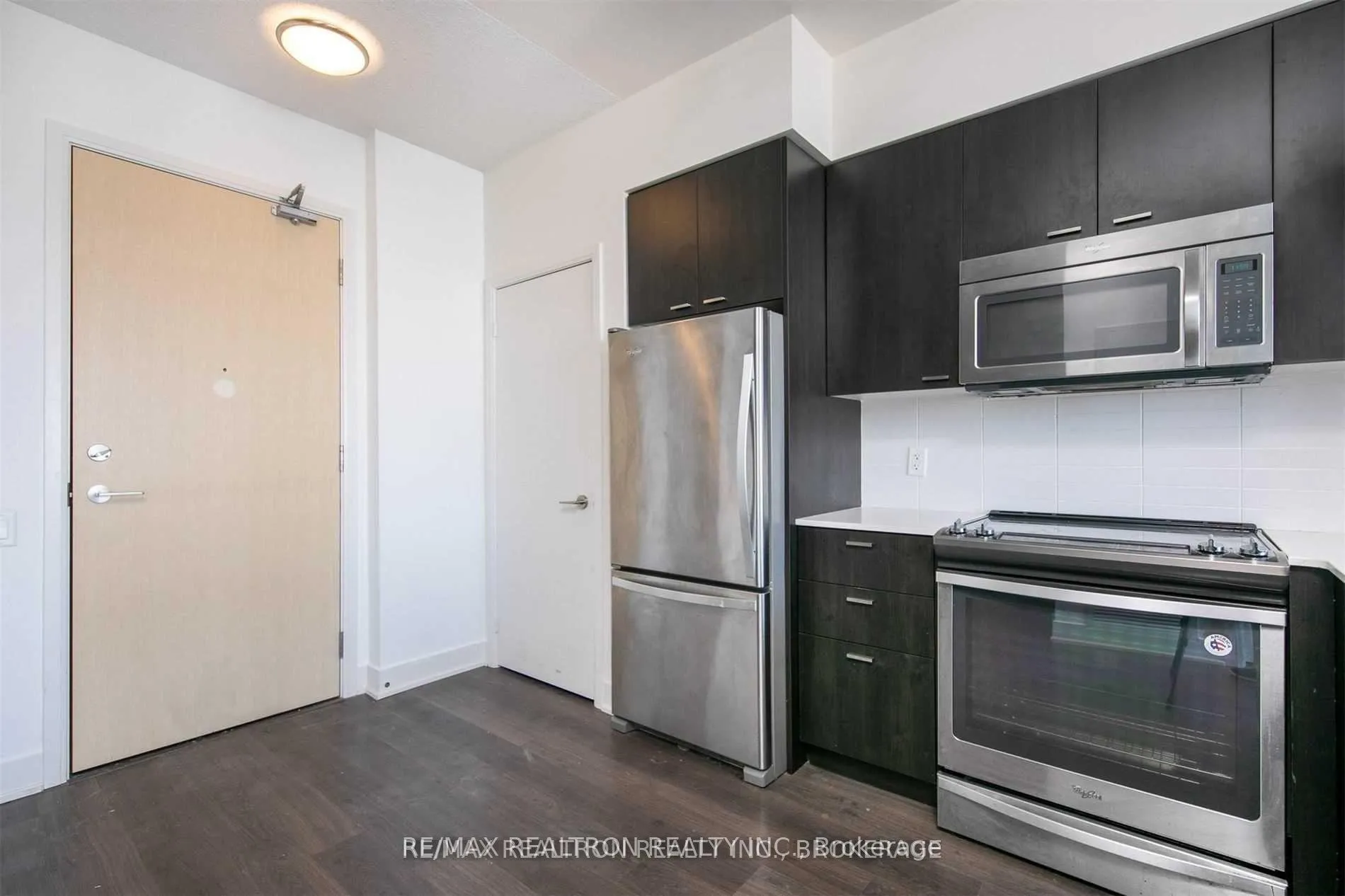 Photo 3 of Unit 1606, 30 Roehampton Avenue, Toronto, Mount Pleasant West — HOMEH