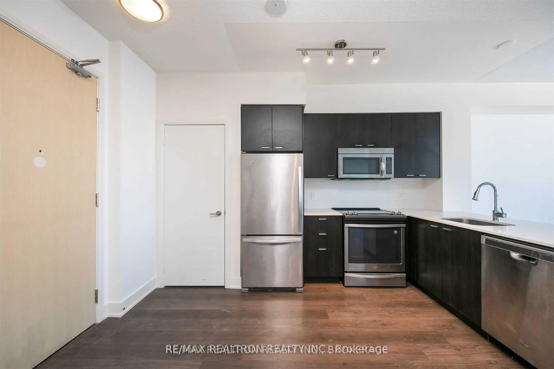 Photo 4 of Unit 1606, 30 Roehampton Avenue, Toronto, Mount Pleasant West — HOMEH
