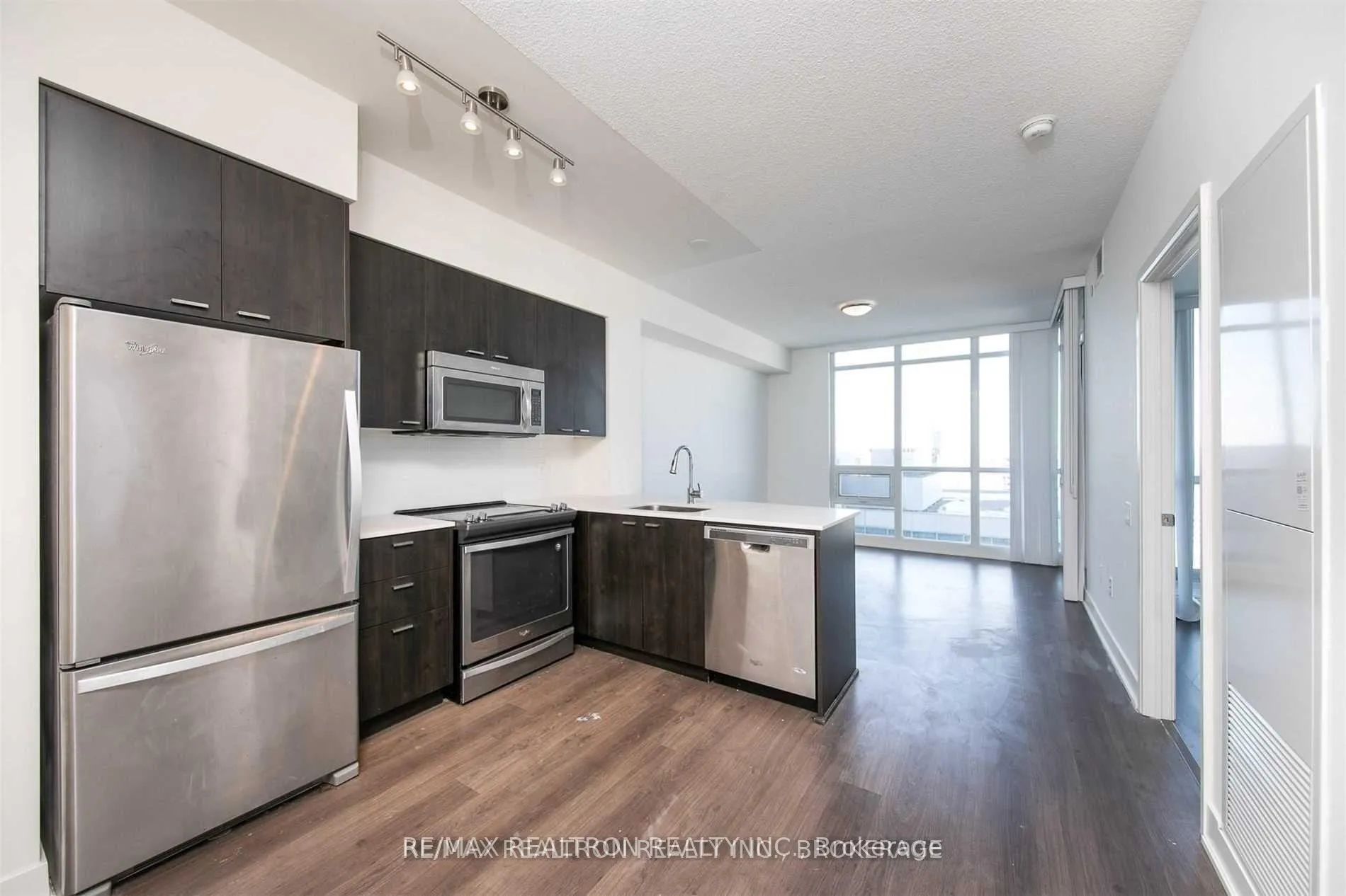Photo 5 of Unit 1606, 30 Roehampton Avenue, Toronto, Mount Pleasant West — HOMEH