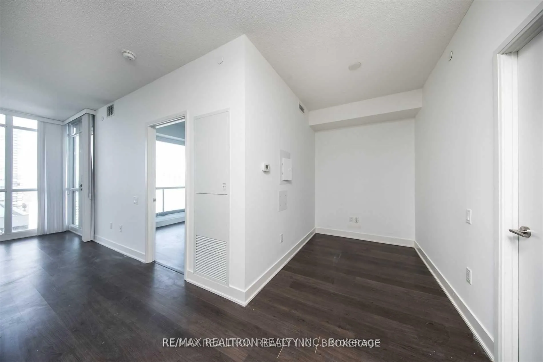 Photo 9 of Unit 1606, 30 Roehampton Avenue, Toronto, Mount Pleasant West — HOMEH