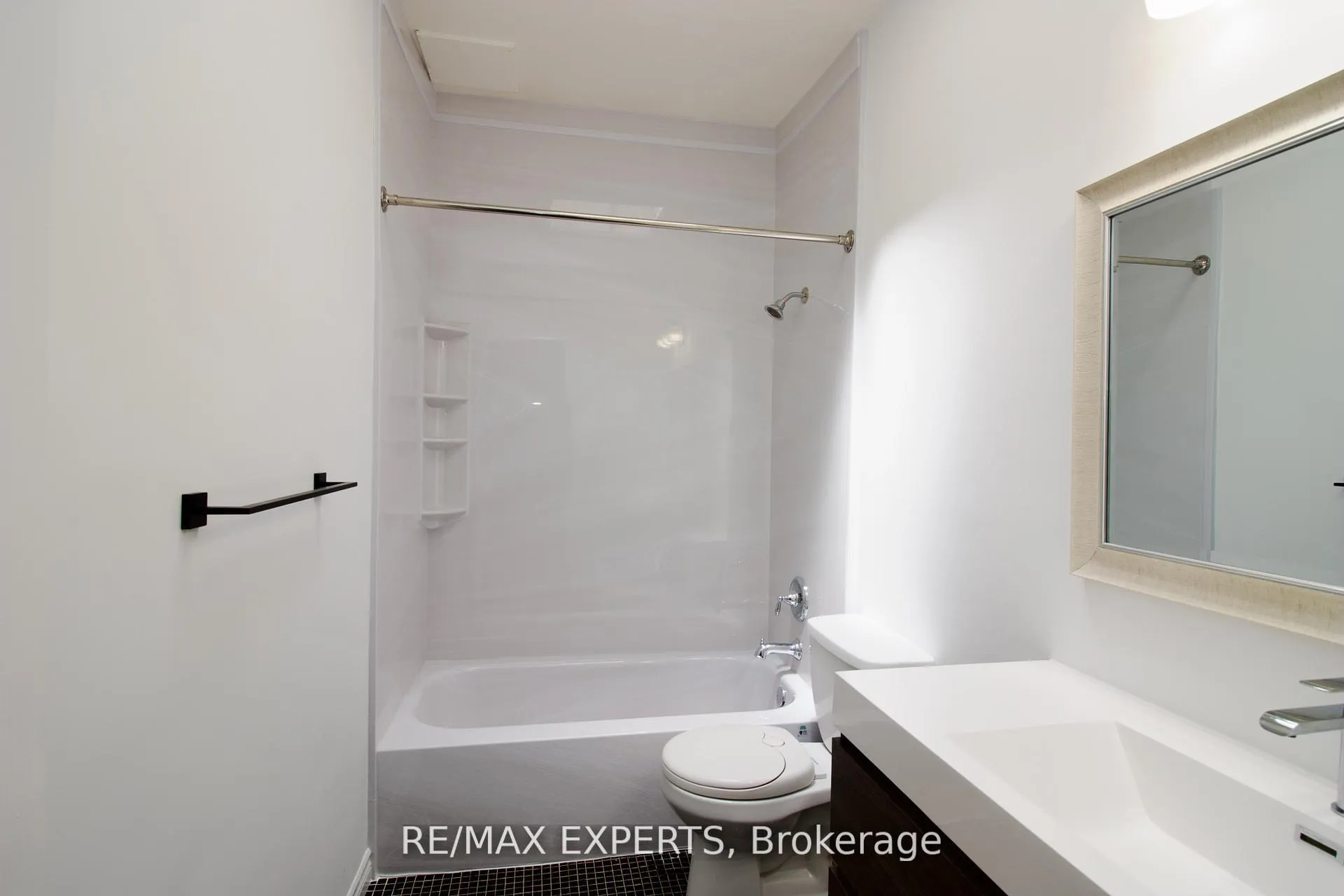 Photo 11 of 128 Baycliffe Crescent, Brampton, Northwest Brampton — HOMEH
