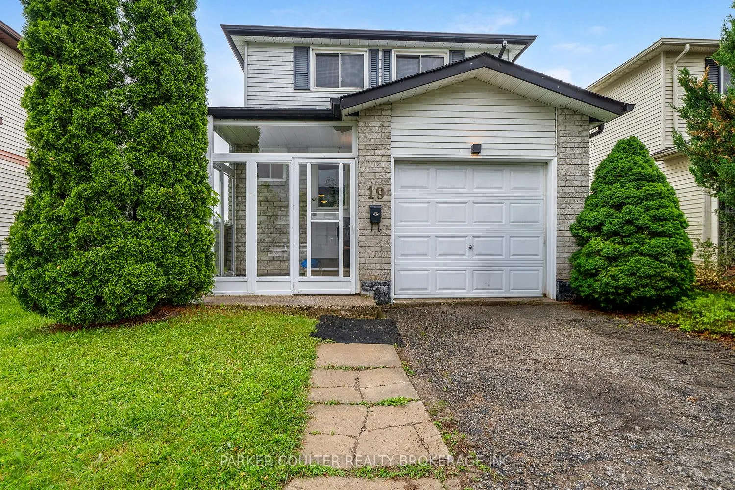 Photo 3 of 19 Corbett Drive, Barrie, Grove East — HOMEH