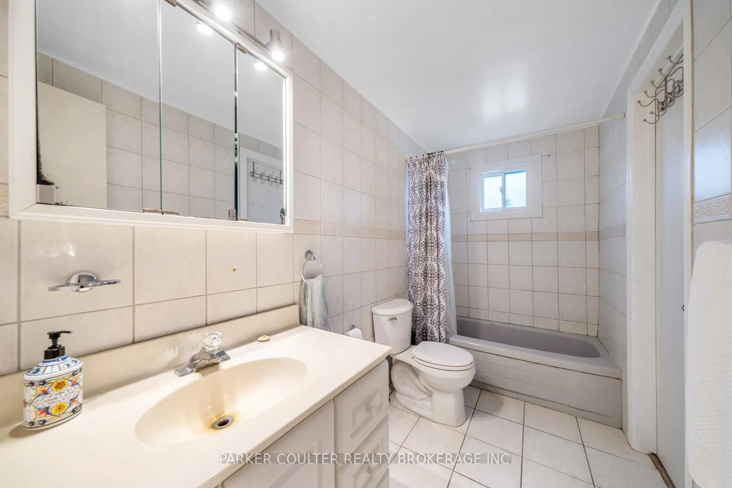 Photo 21 of 19 Corbett Drive, Barrie, Grove East — HOMEH
