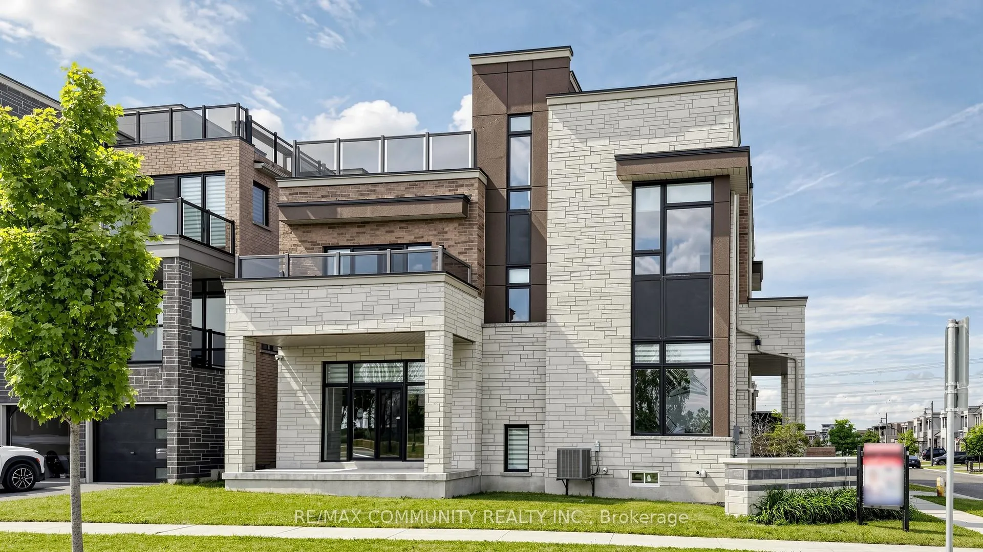 Photo 3 of 2 Cryderman Lane, Clarington, Bowmanville — HOMEH