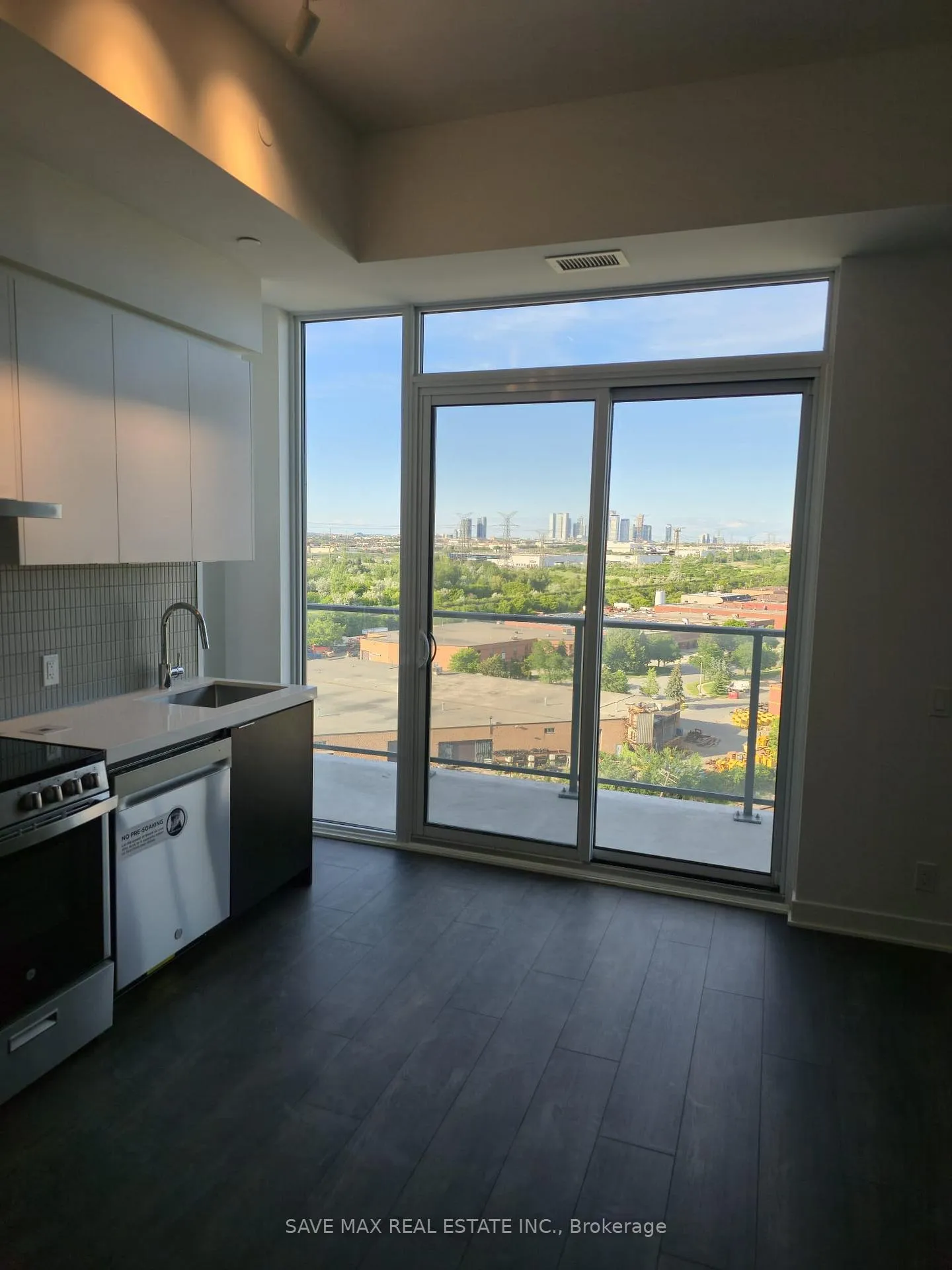 Photo 5 of Unit 1221, 6 Flavelle Trail, Vaughan, Steeles West Industrial — HOMEH