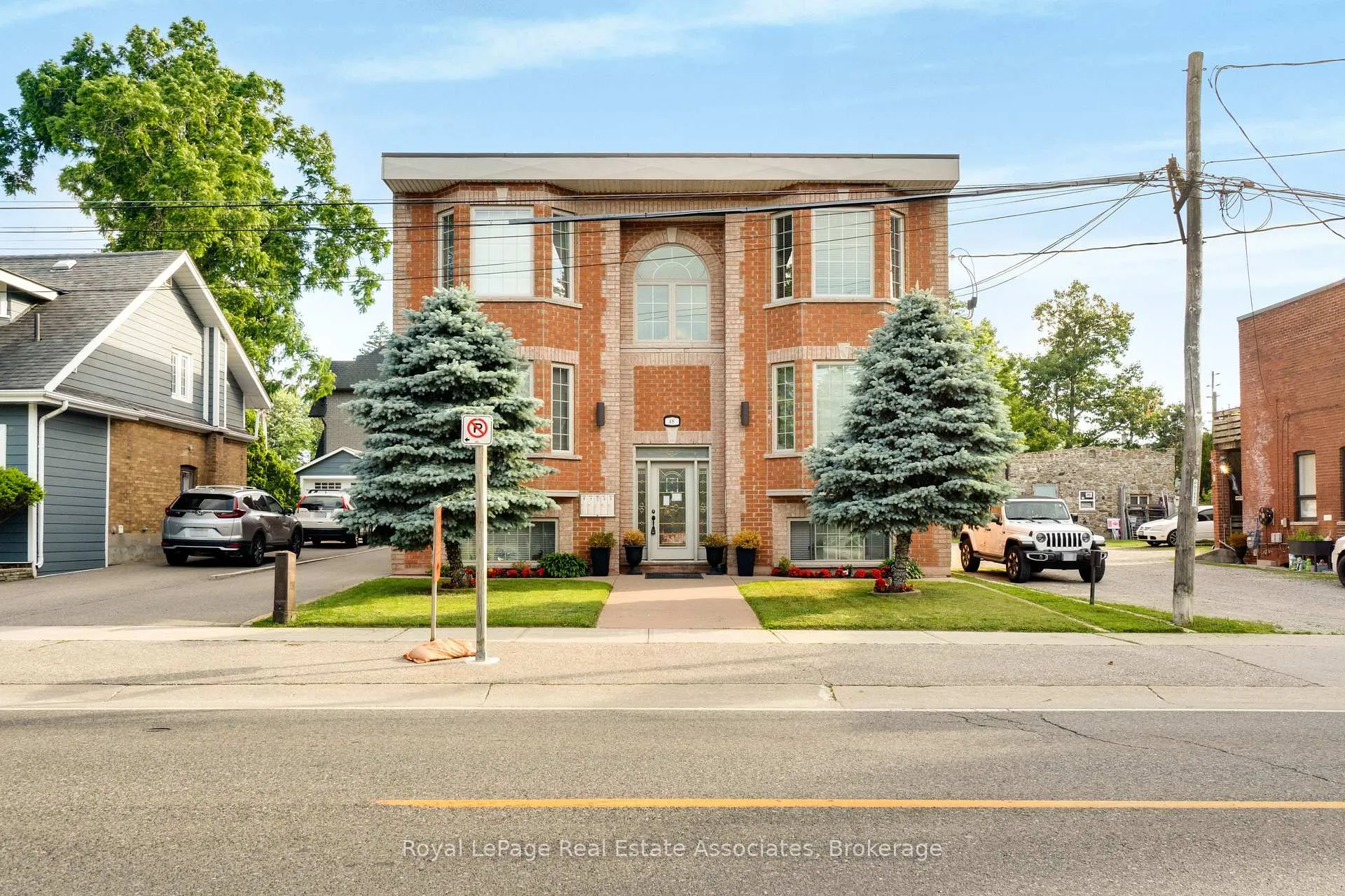Front of Unit 1, 48 Mississauga Road N
