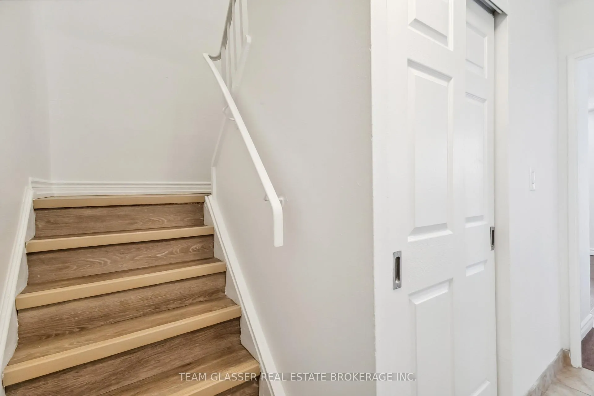 Photo 5 of Unit 409, 21 King Street, London, East K — HOMEH