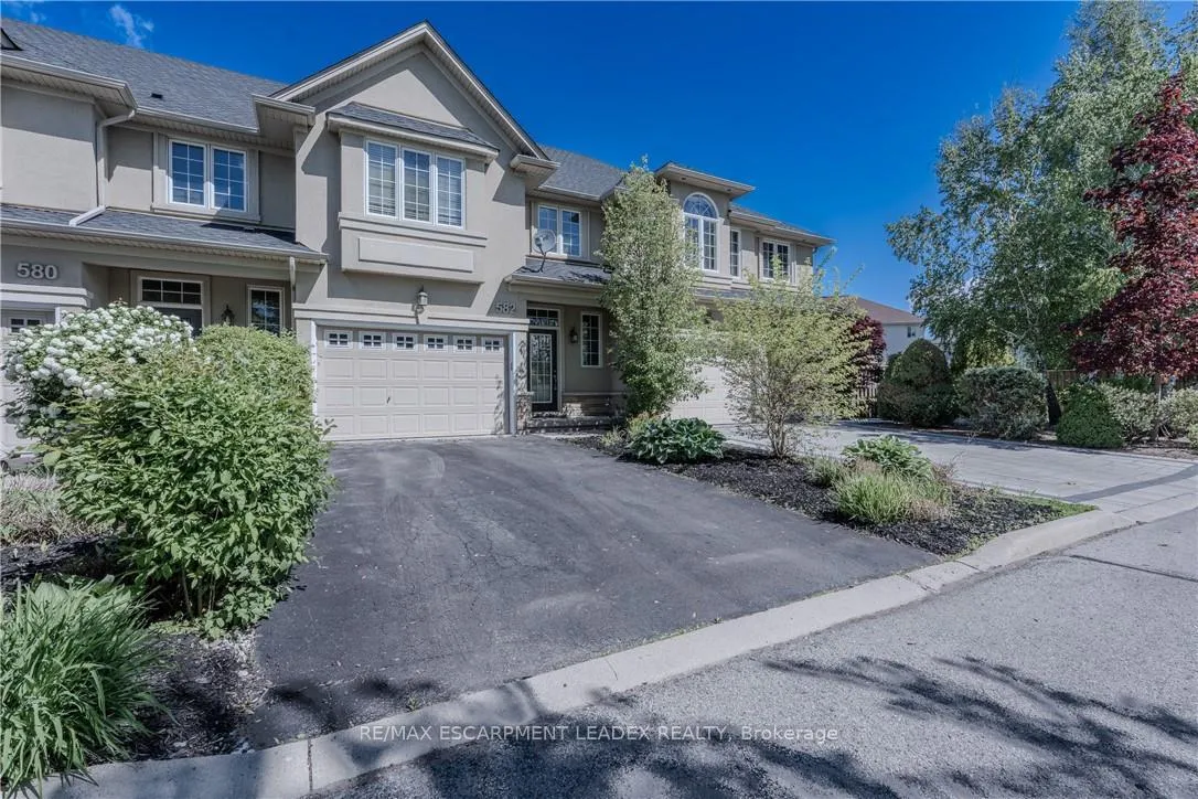 Photo 3 of 582 Stonehenge Drive, Hamilton, Meadowlands — HOMEH