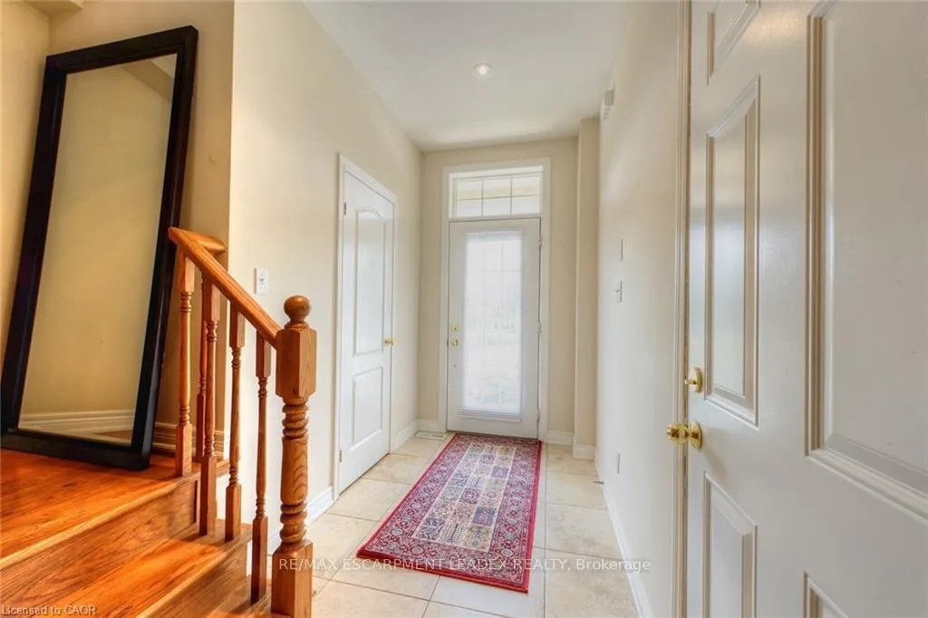 Photo 4 of 582 Stonehenge Drive, Hamilton, Meadowlands — HOMEH