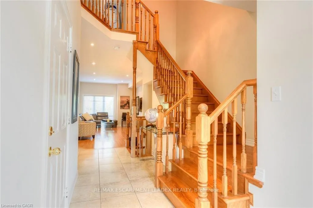 Photo 5 of 582 Stonehenge Drive, Hamilton, Meadowlands — HOMEH