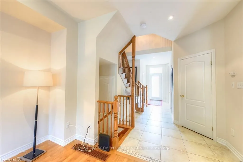 Photo 6 of 582 Stonehenge Drive, Hamilton, Meadowlands — HOMEH