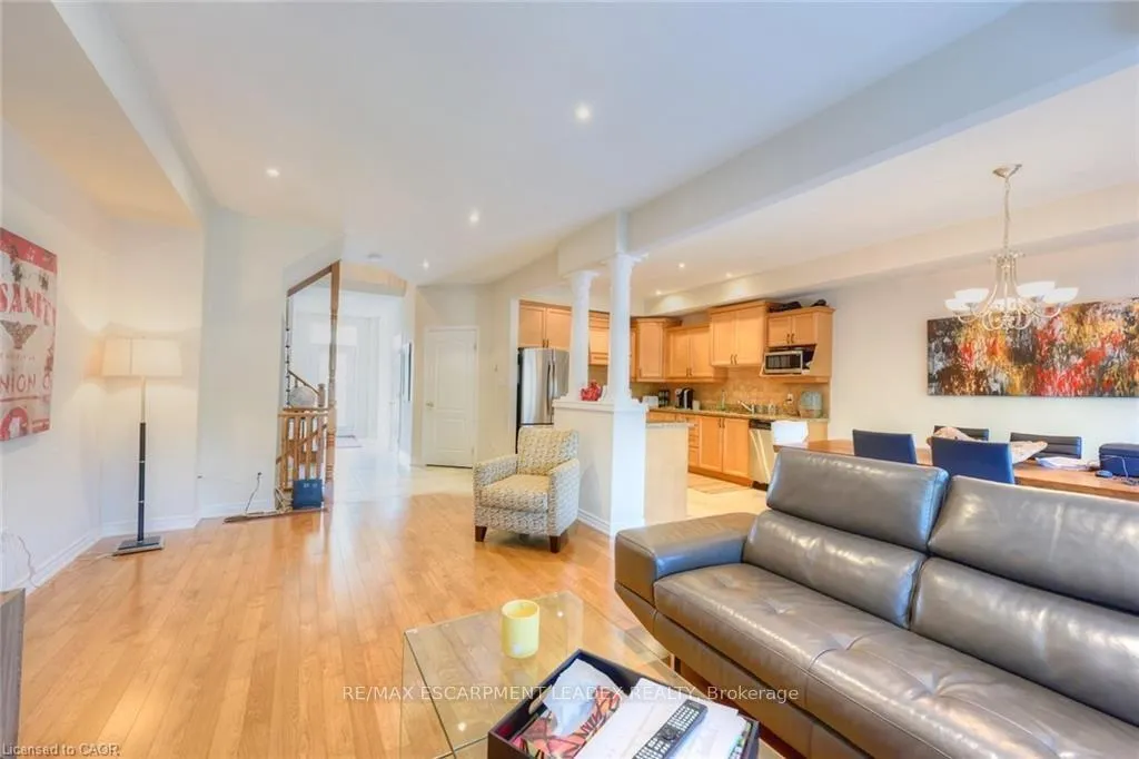 Photo 7 of 582 Stonehenge Drive, Hamilton, Meadowlands — HOMEH