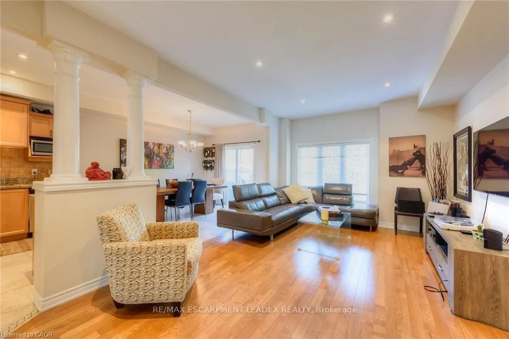 Photo 13 of 582 Stonehenge Drive, Hamilton, Meadowlands — HOMEH