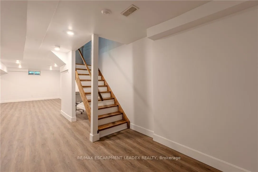 Photo 16 of 582 Stonehenge Drive, Hamilton, Meadowlands — HOMEH