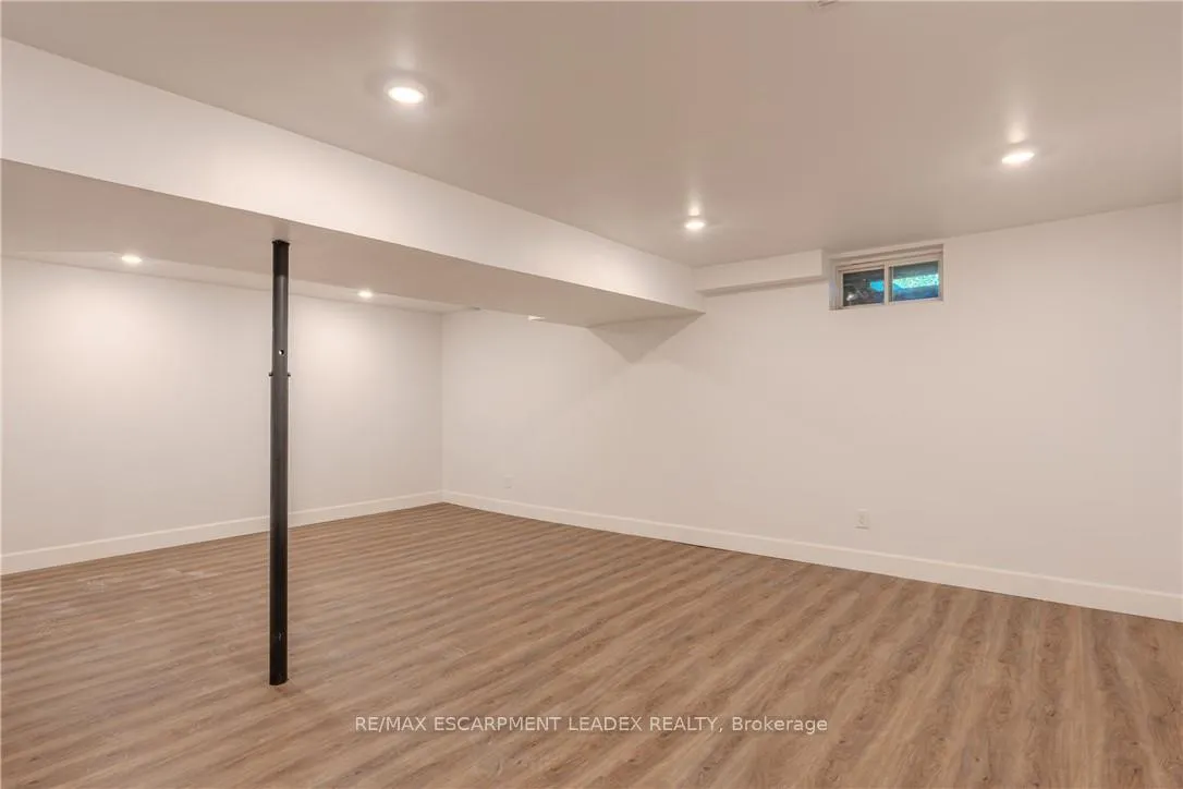 Photo 17 of 582 Stonehenge Drive, Hamilton, Meadowlands — HOMEH