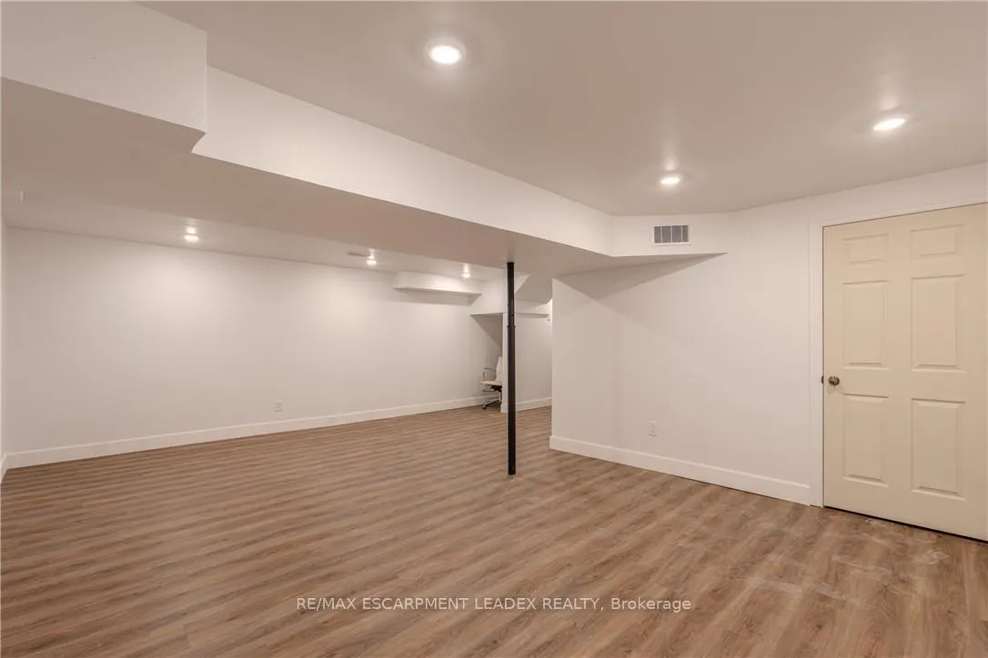 Photo 18 of 582 Stonehenge Drive, Hamilton, Meadowlands — HOMEH