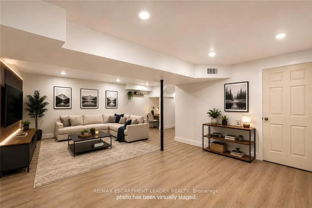 Photo 19 of 582 Stonehenge Drive, Hamilton, Meadowlands — HOMEH