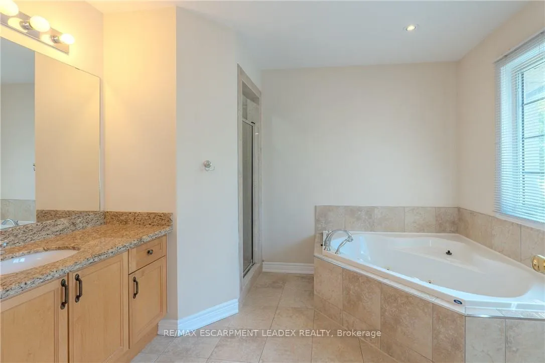 Photo 23 of 582 Stonehenge Drive, Hamilton, Meadowlands — HOMEH
