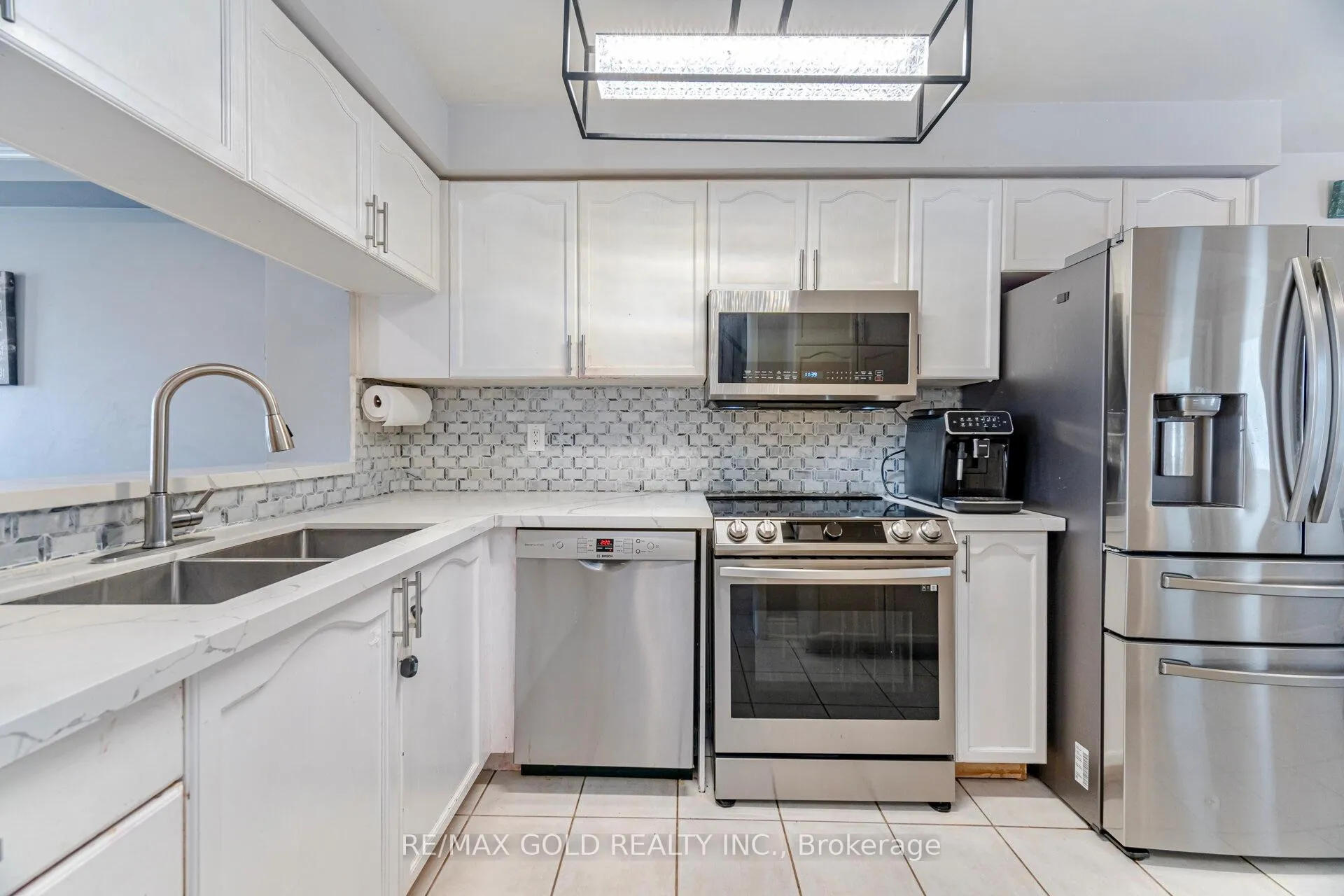 Photo 7 of 5352 Bushelgrove Circle, Mississauga, Central Erin Mills — HOMEH