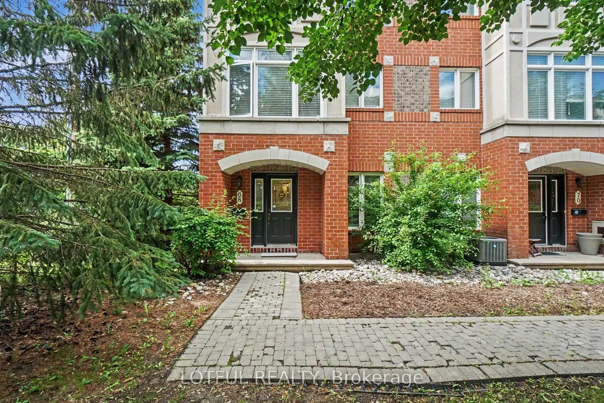 Front of 68 Metropole Private