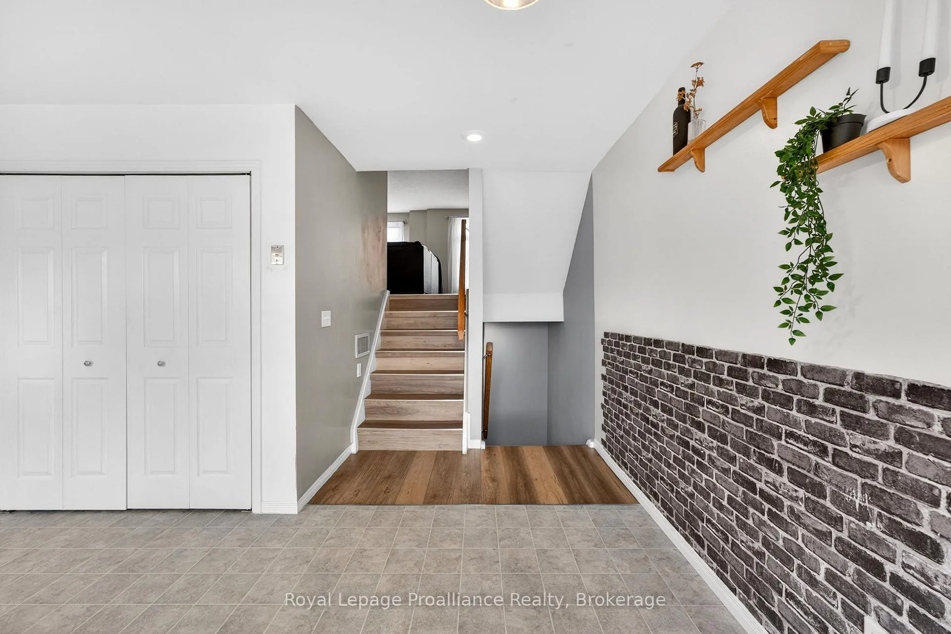 Photo 5 of Unit 4, 9 Progress Avenue, Belleville, Belleville Ward — HOMEH