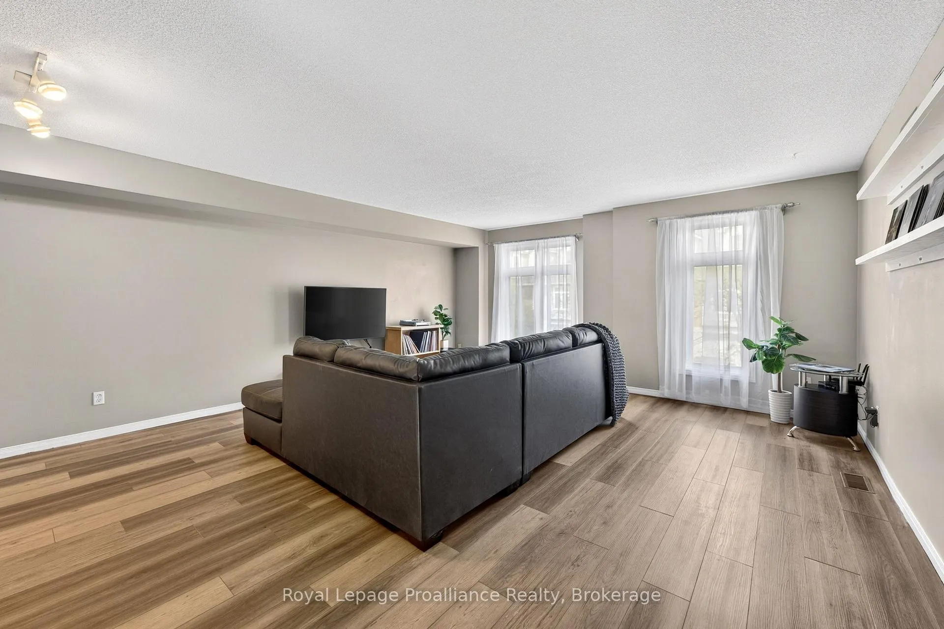 Photo 6 of Unit 4, 9 Progress Avenue, Belleville, Belleville Ward — HOMEH