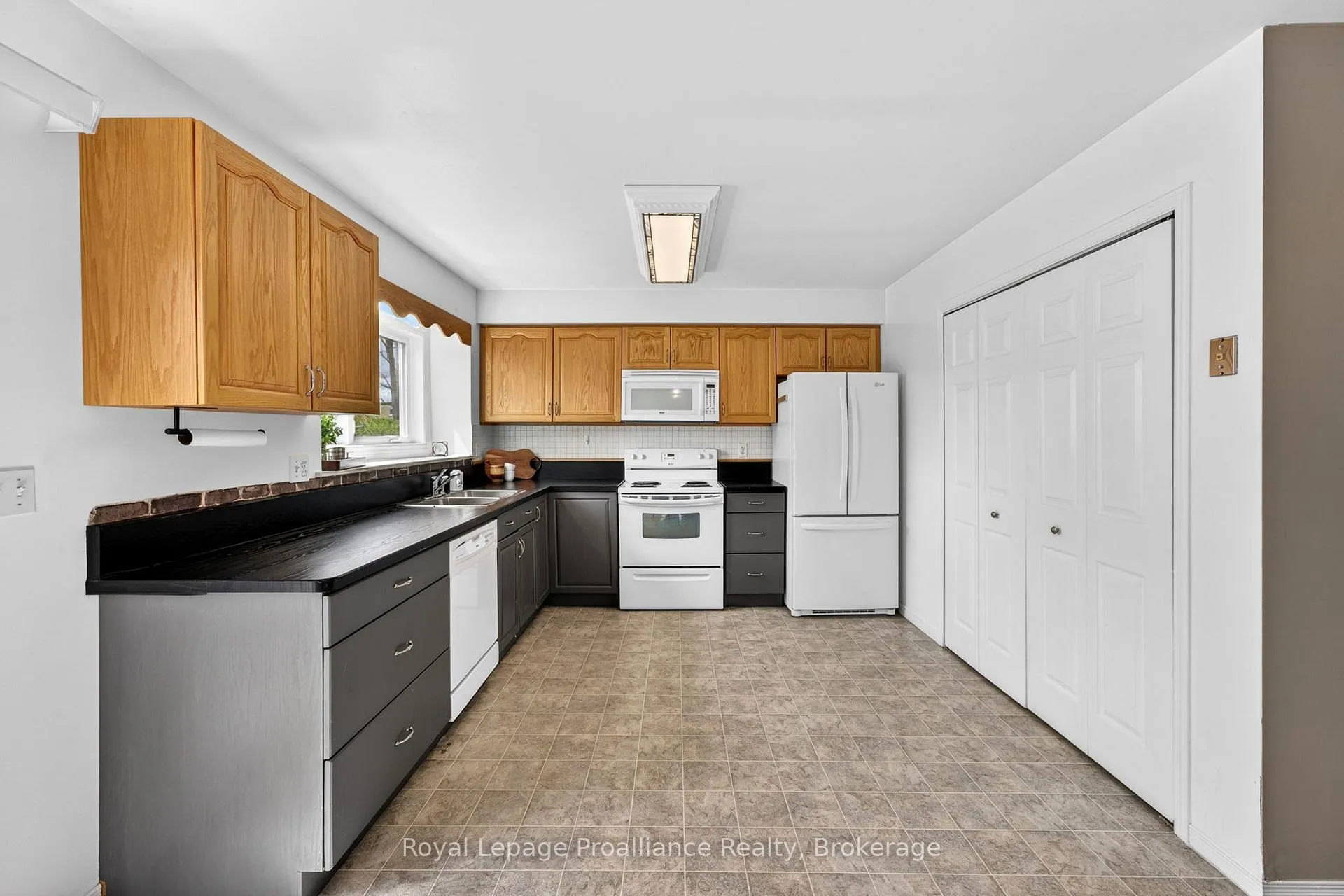 Photo 9 of Unit 4, 9 Progress Avenue, Belleville, Belleville Ward — HOMEH