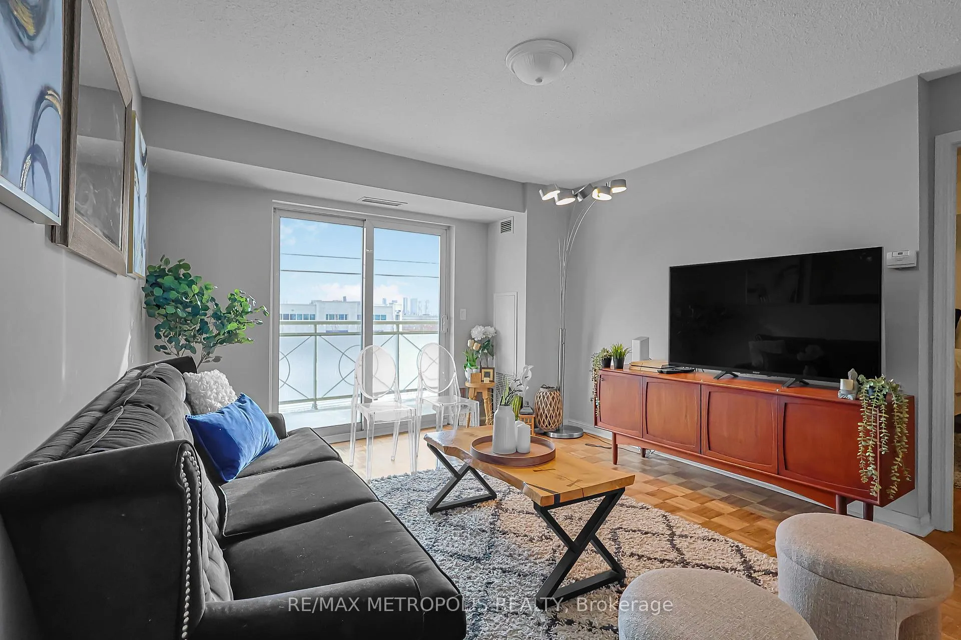 Photo 3 of Unit 216, 2500 Rutherford Road, Vaughan, Maple — HOMEH
