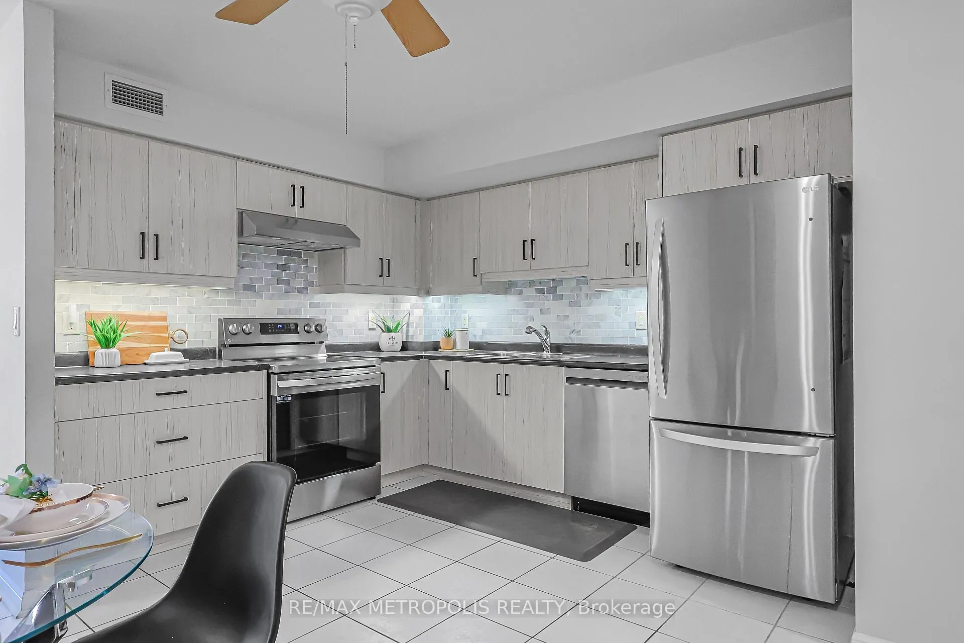 Photo 6 of Unit 216, 2500 Rutherford Road, Vaughan, Maple — HOMEH