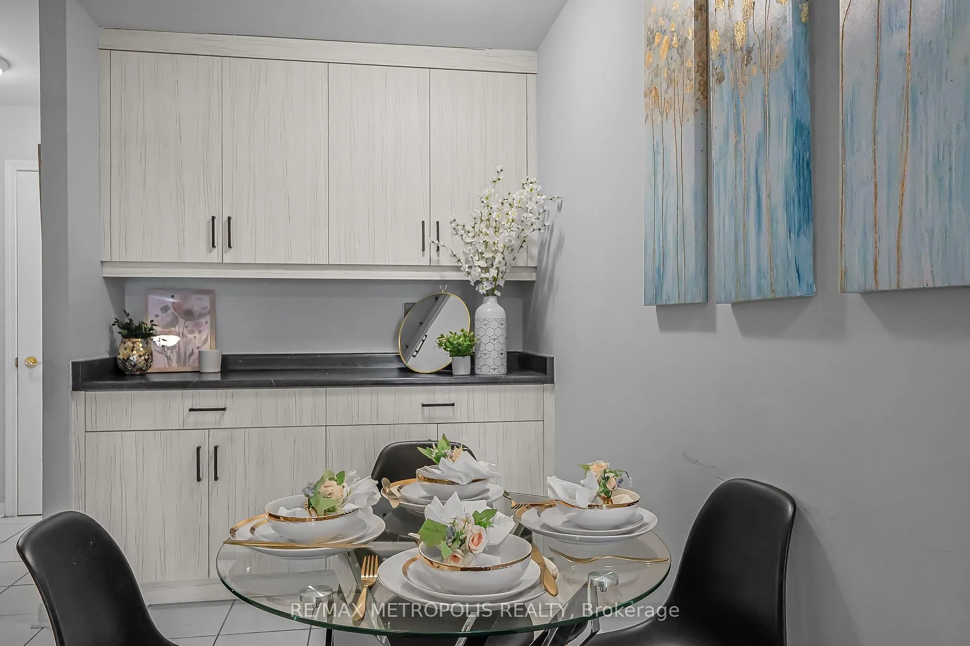 Photo 7 of Unit 216, 2500 Rutherford Road, Vaughan, Maple — HOMEH