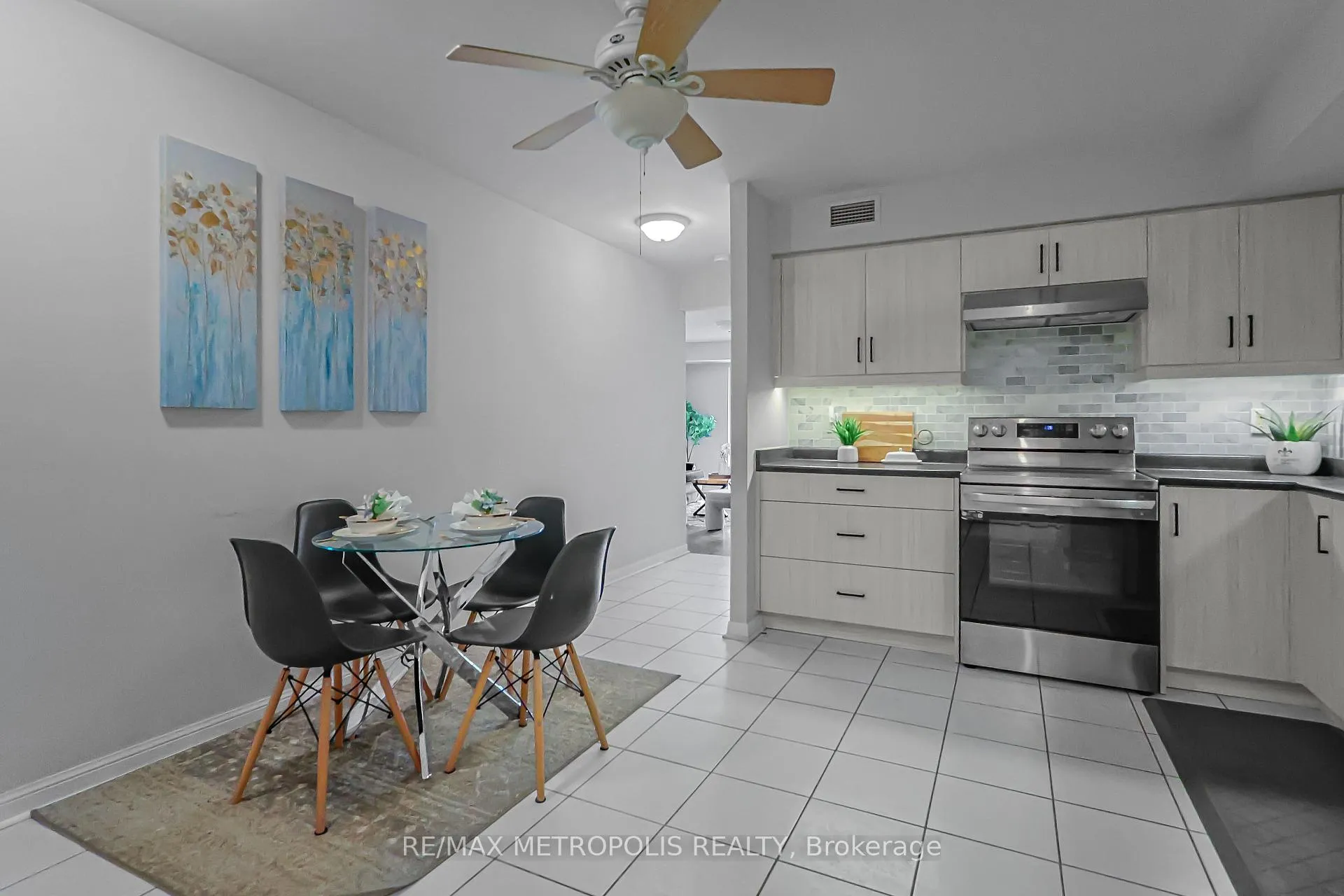 Photo 8 of Unit 216, 2500 Rutherford Road, Vaughan, Maple — HOMEH