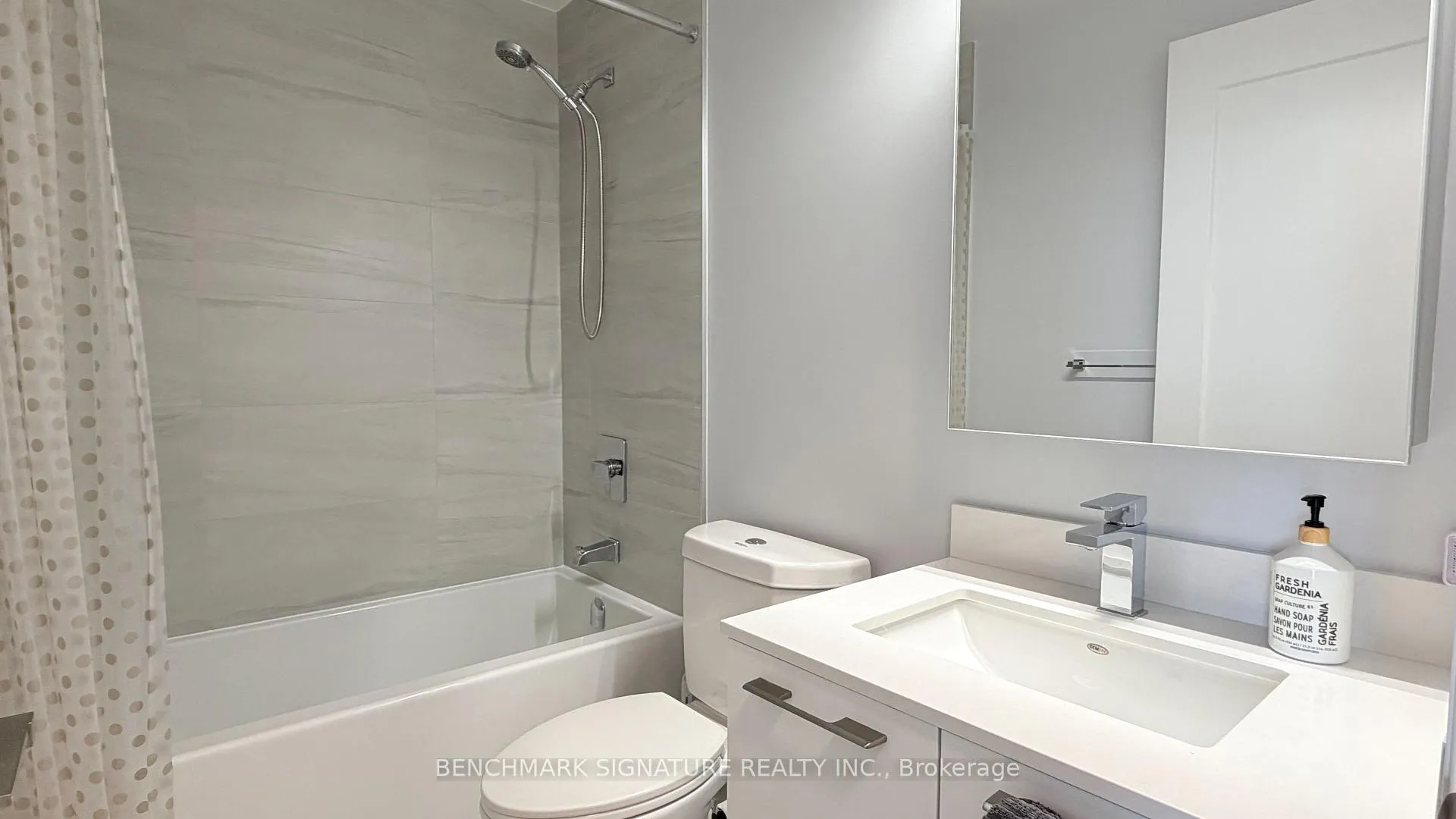 Photo 5 of 38 Water Walk Drive, Markham, Unionville — HOMEH