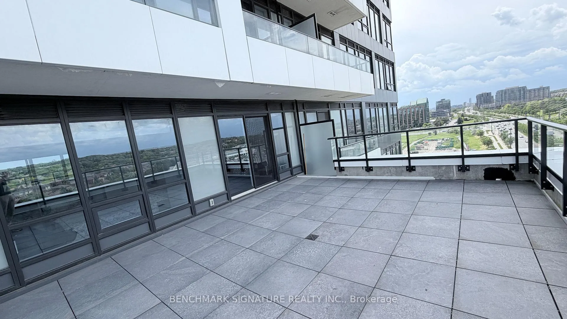Photo 9 of 38 Water Walk Drive, Markham, Unionville — HOMEH