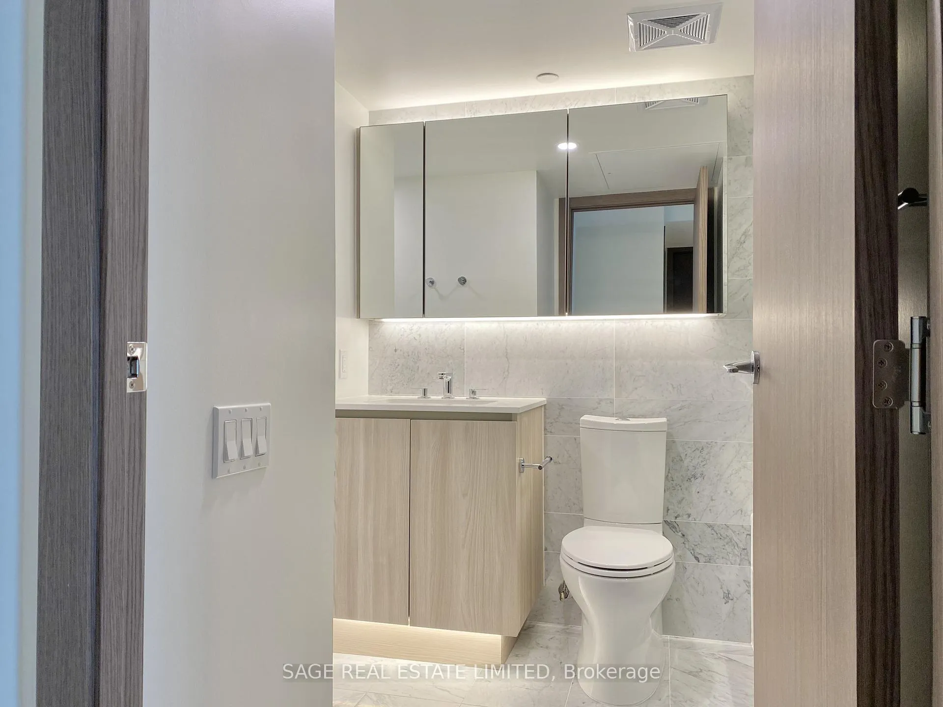 Photo 2 of Unit 801, 17 Bathurst Street, Toronto, Waterfront Communities — HOMEH