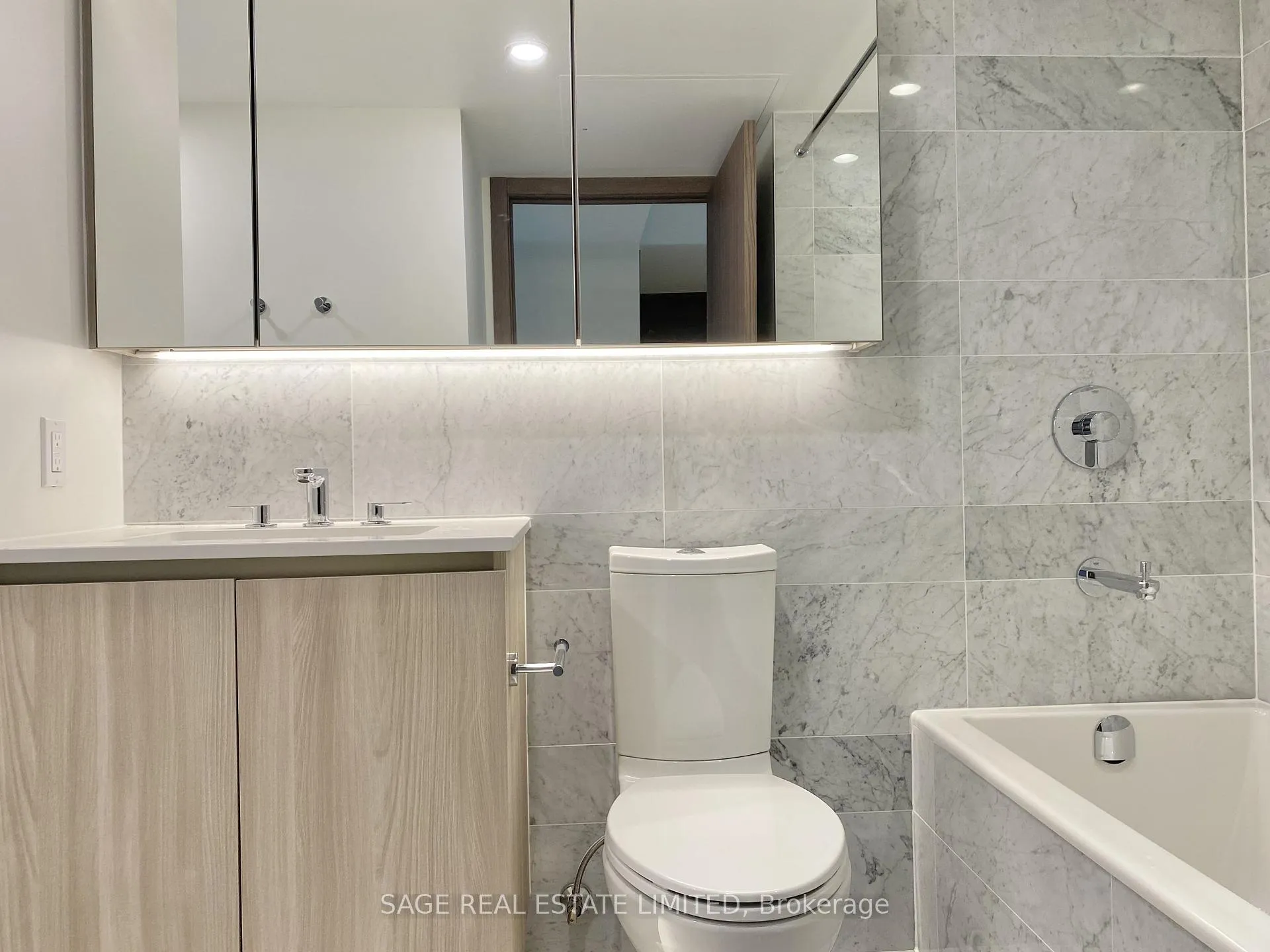 Photo 3 of Unit 801, 17 Bathurst Street, Toronto, Waterfront Communities — HOMEH